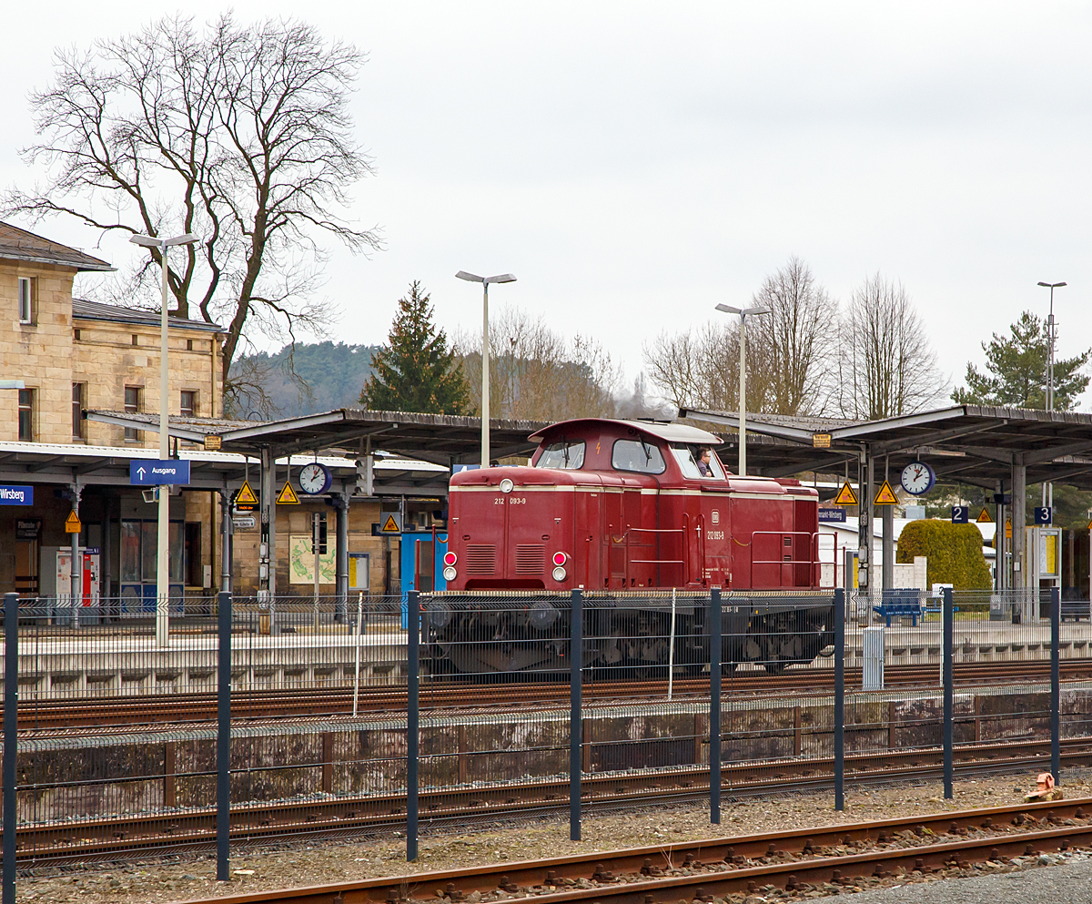 
Oh was rauscht denn da vorbei....
Die purpurrote DB 212 093-9 (92 80 1 212 093-9 D-DB), ex V 100 2093, f�hrt am 26.03.2016 durch den Bahnhof Neuenmarkt-Wirsberg in Richtung Hof. (Aufnahme aus dem Deutschen Dampflokomotiv-Museum heraus.)

Die V 100.20 wurde 1964 von MaK in Kiel 1966 unter der Fabriknummer 1000229 gebaut und als V 100 2093 an die Deutsche Bundesbahn geliefert. Zum 01.01.1968 erfolgte die Umzeichnung in DB 212 093-9. Im Jahr 2008 wurde sie modernisiert und f�hrt heute f�r die DB Fahrwegdienste GmbH.
