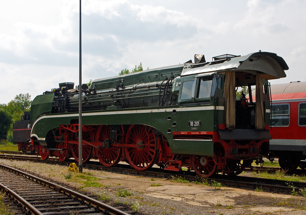 Ohne Tender...

Die 18 201 (ex DR 18 201 ex DR 02 0201-0) der Dampf Plus steht am 24.08.2013, Dampflokwerk Meiningen (DLW).

Hier kann man die mit 2,3 m Durchmesser m�chtigen Treibr�der gut erkennen, auch wenn der Mast etwas st�rt. Dieses Unikat ist mit 182,5 km/h die schnellste betriebsf�hige Dampflokomotive der Welt.