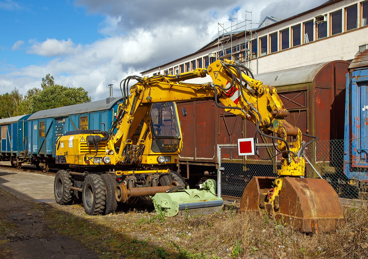 
O&K MH-S Zweiwegebagger, Kleinwagen Nr. 97 51 69 524 60-3, am 02.10.2016 beim Tag der offenen Tür der BLE Butzbach-Licher Eisenbahnfreunde e. V. in Butzbach.

Zweiwegefahrzeuge sind Fahrzeuge, die sowohl auf der Straße, als auch auf Gleisen fahren können. Fahrzeuge dieser Art sind zumeist Baumaschinen, Wartungsfahrzeuge oder Fahrzeuge für den Rangierdienst. Man unterscheidet die Zweiwegefahrzeuge nach ihrem Antrieb während des Gleisbetriebs: Fahrzeuge mit Schienenfahreinrichtungen und die deutlich stärker verbreitete Bauart, Fahrzeuge mit Schienenführeinrichtungen.

Hintergrundinformationen
Der von der Firma Orenstein & Koppel gebaute Bagger vom Typ MH-S wurde Ende der 80er Jahre im Werk Berlin Spandau produziert. Dieser Bagger ist die Zweiwegeausführung des Baggertyps MH-City aus dieser Zeit, wobei das S in seiner Typenbezeichnung für Schiene steht. Auch der größere Typ MH-5 wurde als Zweiwegebagger angeboten und trug dann den Namen MH-5S. Der MH-S zählt zu den Fahrzeugen mit Schienenführeinrichtungen, d.h. die für das Befahren der Straße vorhandenen Gummireifen dienen auch der Fahrt auf den Schienen, jedoch sind zur Spurhaltung zusätzlich separate Führungsrollen vorhanden. Der Antrieb erfolgt auf Gleisen, ebenso wie auf der Straße, über die Gummireifen. 

Der Zweiwegebagger verfügt über einen leistungsstraken Direkteinspritzer Saugdiesel des Herstellers KHD mit dem auch Anbaugeräte wie Schlagwerke betrieben werden können. 
Ausgeliefert wurde der Bagger an die Firma Heitkamp Rail (heute Eiffage Rail) in Herne wo er auch bis zuletzt eingesetzt war. 

TECHNISCHE DATEN:
Hersteller: Orenstein und Koppel
Eigengewicht: 16,5 t
Zulässige Anhängelast: 40t
Höchstgeschwindigkeit: 20km/h auf Straße und Schiene
Motor: KHD F4 L 913 (4-Zylinder-Reihen-) 
Hubraum: 4,086 l
Leistung: 72 PS bei 2150 U/min
Treibstoffvorrat: 190l
Treibstoffverbrauch: 8-10 l/h

Hydraulisches System:
3 Axialkolbenpumpen mit variabler Fördermenge
Hydraulische Leistung Pumpe 1: 56 PS 
Hydraulische Leistung Pumpe 2: 56 PS 
Hydraulische Leistung Pumpe 3: 34 PS 
Gesamtfördermenge: 300 l/min
Druck: 320/360 bar
