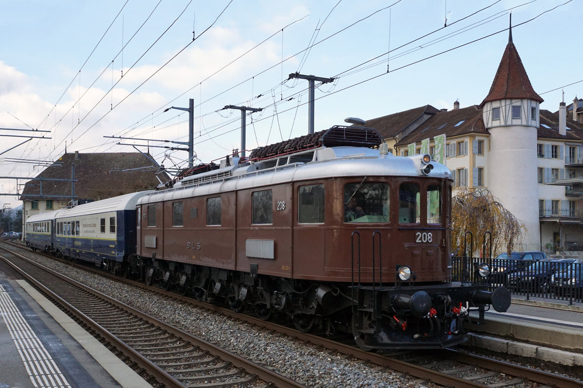 Oldtimer und Allwetterfotograf auf Tour am 2. Dezember 2017 trotz starkem Wind, Minustemperatur und starker Bewölkung.
TR Trans Rail - Swisstrain auf Sonderfahrt Payerne - Lausanne - Zürich mit der Ae 6/8 208, ehemals BLS, anlässlich der Durchfahrt La Neuveville.
Foto: Walter Ruetsch   