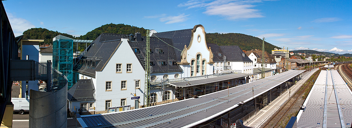 
Panoramablick von der Fußgängerbrücke auf den Bahnhof Marburg an der Lahn am 13.08.2014