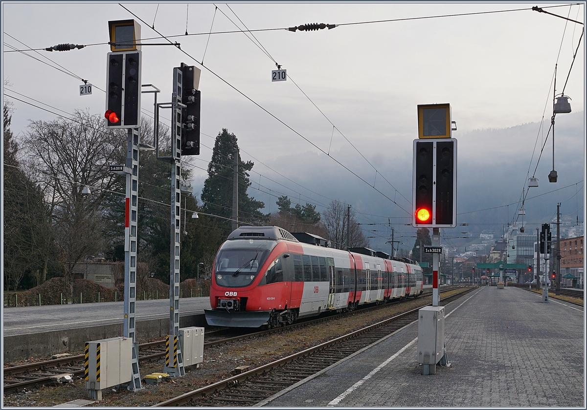 Past genau zwischen die Masten: der ÖBB ET 4024 054-6 in Bregenz. 
17. März 20180