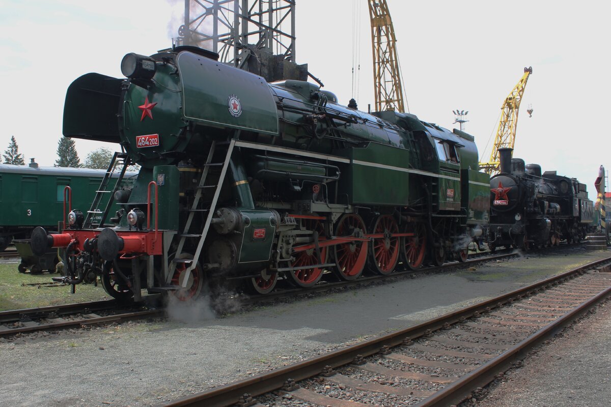 Pause f�r Laubfrosch 464 202 in Luzna u Rakovnika am 11 Mai 2024 -sie ist gerade mity ein Sonderzug aus Praha eingefahren und bekommt Kohle und Wasser f�r einige Dampffahrten.