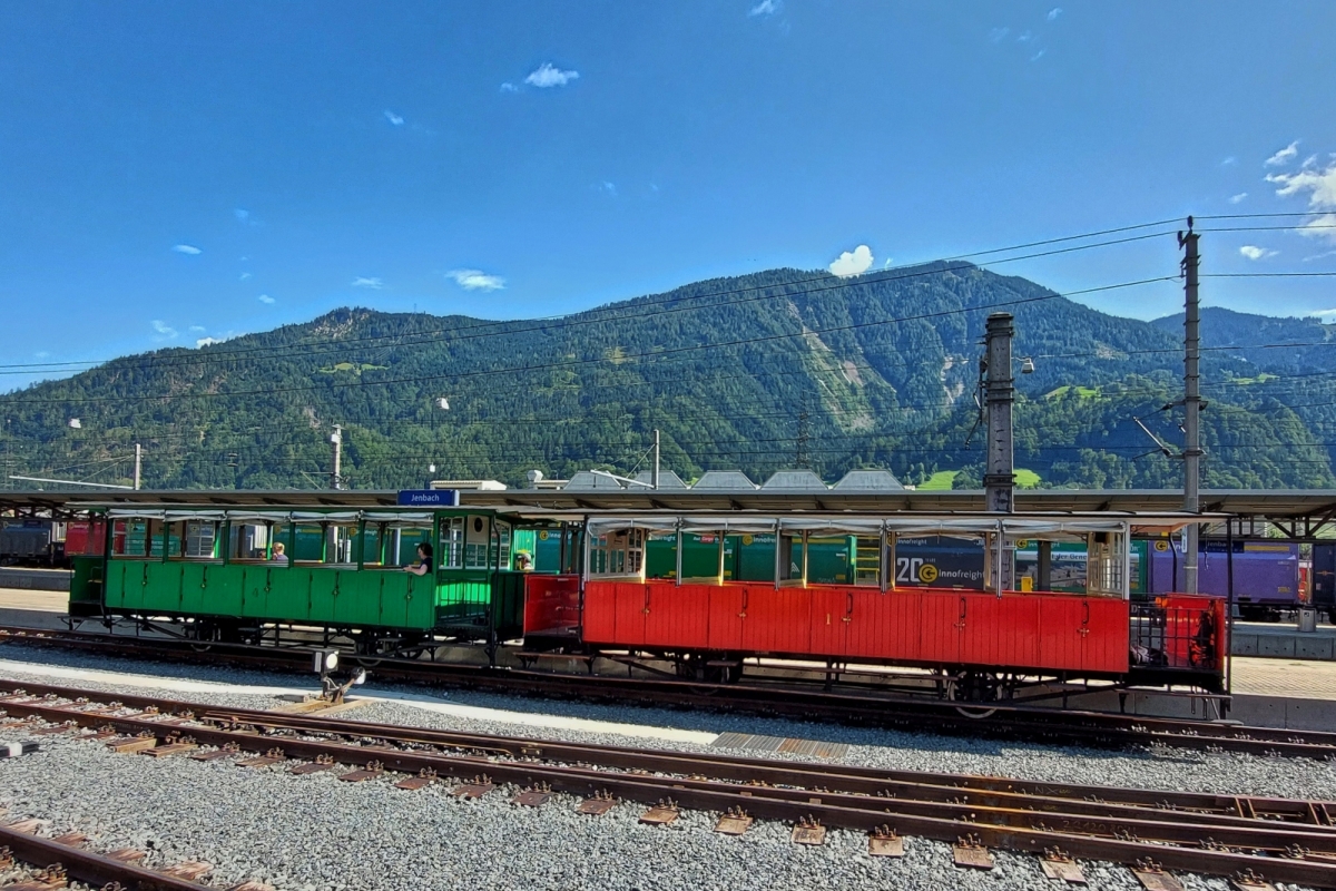 Personenwagen der Achenseebahn stehen im Bahnhof von Jenbach, w�hrend die Dampflok zur Auff�llung ihrer Vorr�te unterwegs ist. 20.08.2024