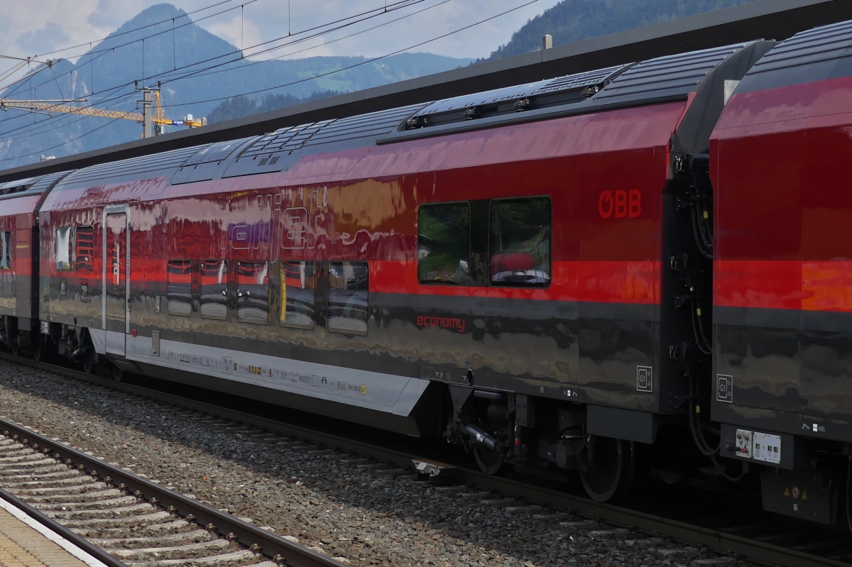 Personenwagen der Neuen Railjet Generation, A-�BB 73 81 22-91 5xx-x Bmpz, Economy Class, 72 Sitzpl�tze. Eingereiht im Zug in Richtung Innsbruck, aufgenommen im Bahnhof Jenbach. 08.2024