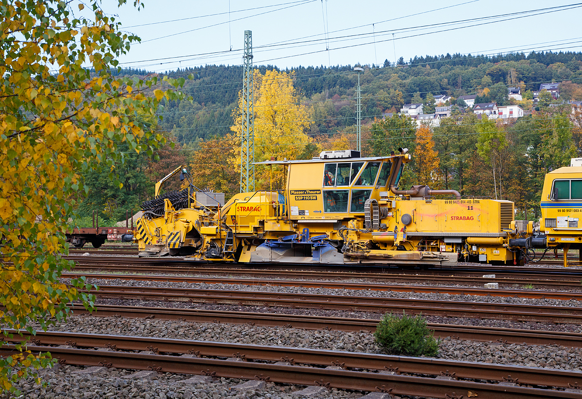 
Plasser & Theurer Schnell-Schotterverteil- und Planiermaschine SSP 110 SW, Schweres Nebenfahrzeug Nr. 99 80 9425 014-4 D-STRA, der STRABAG abgestellt am 23.10.2016 in Betzdorf/Sieg. Dahinter die STRABAG Tauberexxpress eine Stopfexpress CSM 09 – 3X, Schweres Nebenfahrzeug Nr. 99 80 9121 004-2 D-BRS.

Ausrüstung:

- Schottersilo mit 5 m³ Volumen
- hydraulisch verstellbare Schottersilohosen  innen und außen zur Verteilung des Schotters in die Stopfzonen
- Ersatzbesenschwellen für B70 normal, B70 tief und Weichenschwellen
- Kleineisenbürsten
- Querförderband zur Verteilung des überzähligen Schotters nach rechts und links
- höhenverstellbare Bürstenwelle
- Linienleiterabdeckung für Kehrbesen
- Panoramakomfortkabine zur besseren Bedienung


Technische Daten:
Hersteller: Plasser & Theurer
Baujahr: 2011 (Fabriknummer 911)
VDM-Nr.: 99 80 9425 014-4 D-STRA

Motor: wassergekühlter Deutz-Dieselmotor BF 8 M 1015 C, 
aktiver  Rußpartikelfilter
Leistung: 400  kW
max. Geschwindigkeit in Eigenfahrt: 100 km/h
max. Geschwindigkeit in Schleppfahrt: 100 km/h
Eigenfahrtrichtung: beidseitig
Achsanzahl:  2
Sifa / PZB / Zugbahnfunk  (analog /digital):  Ja
Arbeitsgeschwindigkeit: bis 3.000 m/h (Gleis)
Arbeitsweise: kontinuierlich
min. Radius bei Arbeit: 180 m
min. Radius bei Fahrt: 120 m

Fahrzeug: 
Zulassung:  gemäß Richtlinien EBA/DB AG §32
Spurweite: 1.435  mm
Eigengewicht:  43.000 kg
Höhe: 4.255  mm
Breite: 3.000  mm
Länge über Puffer: 17.225 mm
Achsabstand: 8.100 mm
Kraftstoffvorrat (Diesel): 1.040 l
Streckenklasse: D 4 oder höher
