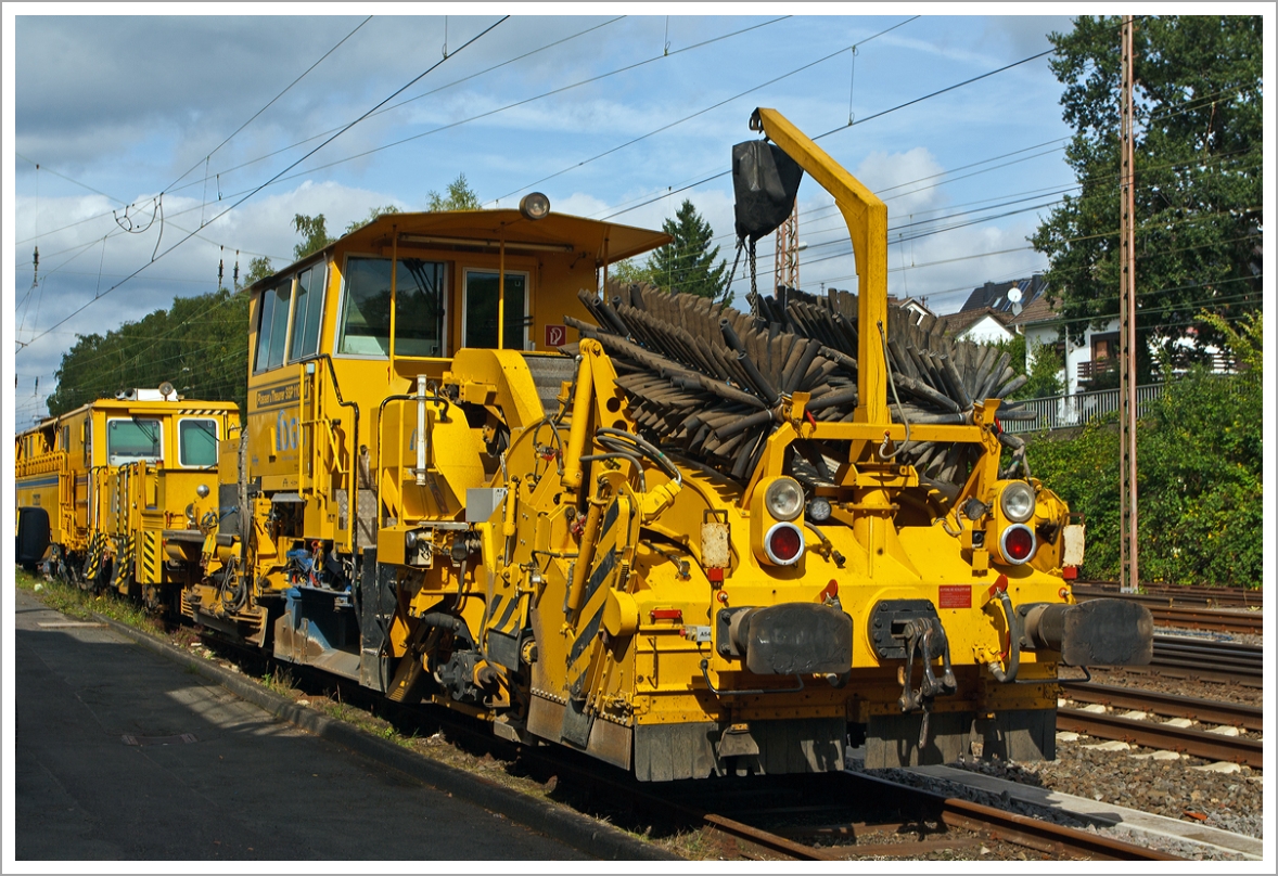 Plasser & Theurer Schotterverteil- und Planiermaschine SSP 110 SW (Schweres Nebenfahrzeug Nr. 97 16 46 519 18 - 3) der DGU (Deutsche Gleisbau Union), abgestellt am 21.09.2013 in Kreuztal.

Der Schotterpflug wurde 2008 unter der Masch.-Nr. 847  von Plasser & Theurer gebaut.

Schotterpfl�ge werden vor oder nach dem Stopfen des Gleises eingesetzt. 
Die Maschinen bewirken eine optimale Schotterverteilung und Formen das Profil des Schotterbettes. Dies ist notwendig f�r den Seitenwiederstand des Schotterbettes. Der Schotterpflug SSP 110 SW ist mit einem Schotterbunker von 5 m� ausgestattet. Der Schotterpflug SSP 110 SW kann sowohl f�r Gleis- als auch Weichenschotterplanierarbeiten eingesetzt werden.

Technische Daten: 
Eigengewicht: 44 t
L�nge �ber Puffer: 17.220 mm
Achsanzahl: 2 (gro�e R�der)
Motorleistung: 400 kW
Fahrgeschwindigkeit mit Eigenantrieb: 100 km/h
Kleinster befahrbarer Radius: 120 m
zul. Streckenklasse: D4 oder h�her