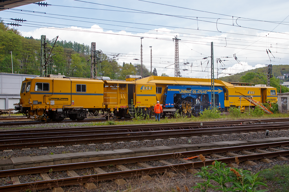 
Plasser und Theurer Universalstopfmaschine (Nivellier-, Hebe-, Richt- und Stopfmaschinen) Unimat 09-475/4S (Schweres Nebenfahrzeug Nr. 99 80 9424 001-2) der DGU - Deutsche Gleisbau Union (Koblenz), am 09.05.2015 im Einsatz beim Hbf Siegen, hier wurden Weichen erneuert. 

Die Unimat 09-475/4S ist eine kombinierte Gleis- u. Weichenstopfmaschine und wurde 2011 unter der Fabriknummer 1358 gebaut.

TECHNISCHE DATEN:
Spurweite: 1.435 mm
Länge über Puffer: 31.540 mm
Gesamtgewicht: 122,6 t
Anhängelast: 50 t
Höchstgeschwindigkeit: 100 km/h
kleinster befahrbarer Radius: R 150
zul. Streckenklasse: D4 und höher
zur Mitfahrt zugelassene Personen: 5 