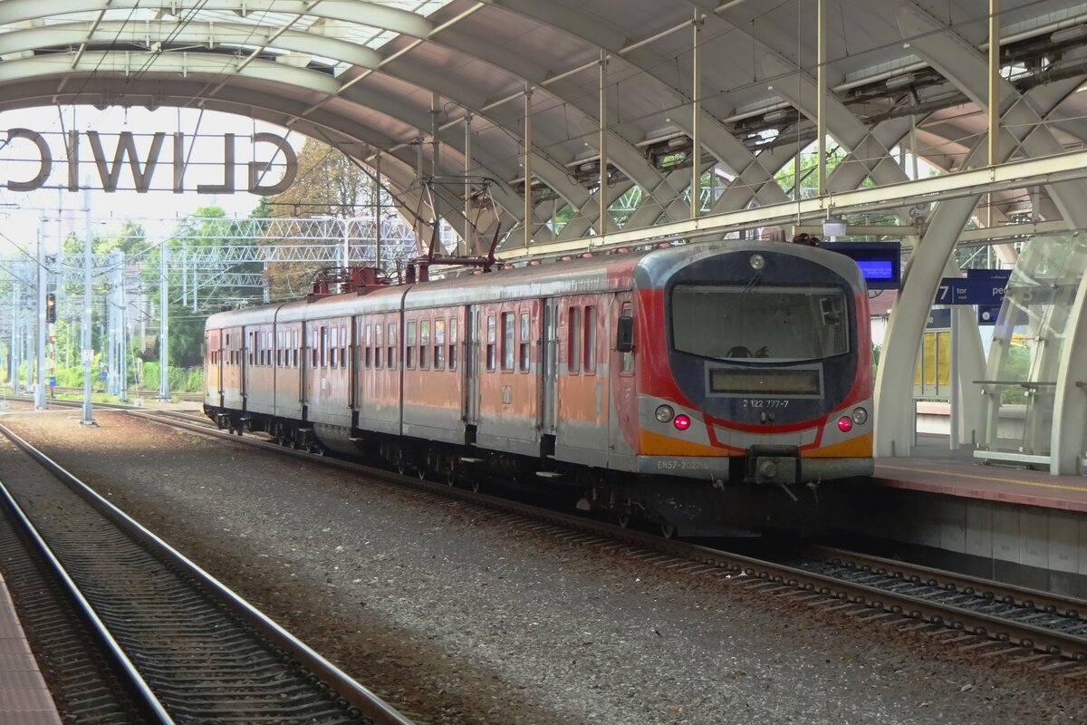 PolRegio EN57-2027 verlässt Gliwice am 24 Augustus 2021.
