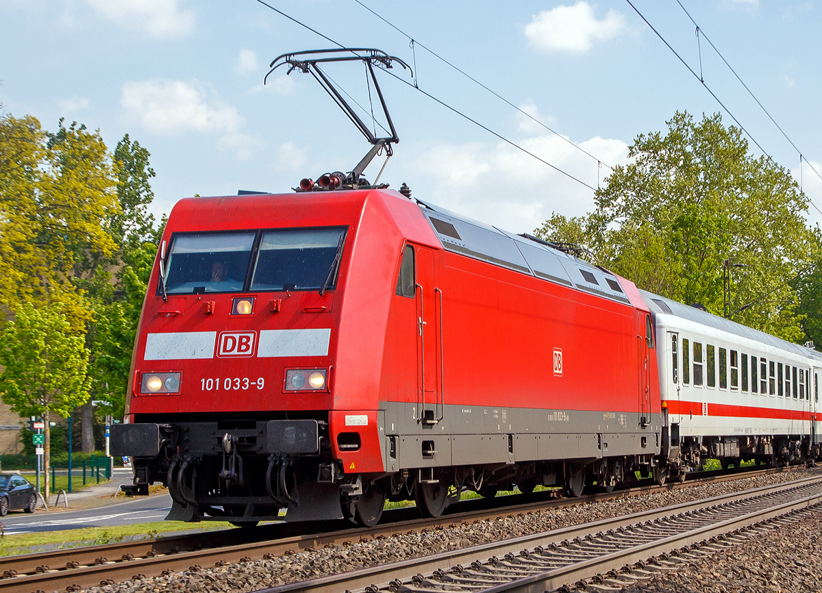 
Portait der DB 101 033-9 (91 80 6101 033-9 D-DB), hier am 30.04.2019 mit dem  IC 2004  Schwarzwald   in Bonn-Gronau.