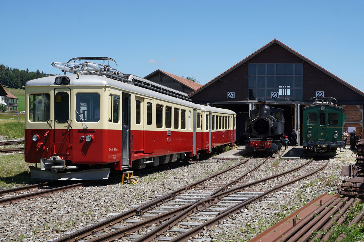 Portes-ouvertes
du d�p�t des locomotives de La Traction
Gare de Pr�-Petitjean (Montfaucon)
Impressionen vom 23. Juni 2018.
Zu diesem Anlass der besonderen Art sind viele Festbesucher mit Autos derselben Epoche angereist.
Foto: Walter Ruetsch  