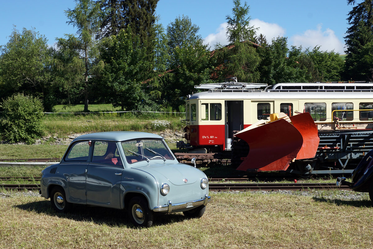 Portes-ouvertes
du d�p�t des locomotives de La Traction
Gare de Pr�-Petitjean (Montfaucon)
Impressionen vom 23. Juni 2018.
Zu diesem Anlass der besonderen Art sind viele Festbesucher mit Autos derselben Epoche angereist.
Foto: Walter Ruetsch  