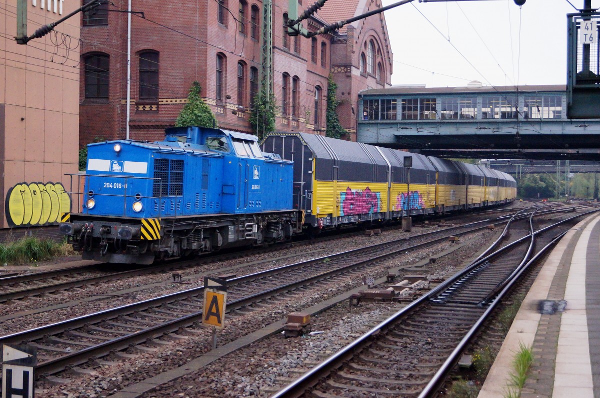 PRESS: Am trüben 14. Oktober 2015 durchfährt die 204 016 0 der Pressnitztalbahn (ehemals V 100 der Deutschen Reichsbahn) mit einem Güterzug den Bahnhof HAMBURG HARBURG.
Foto: Walter Ruetsch