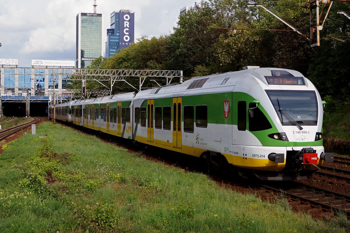Privatbahnen in Polen: Sehr abwechslungsreich pr�sentiert sich zur Zeit noch der Fahrzeugpark der Koleje Mazowieckie.
Niederflur Pendelzug Stadler Flirt ER75 in Warschau am 14. August 2014.  
Foto: Walter Ruetsch