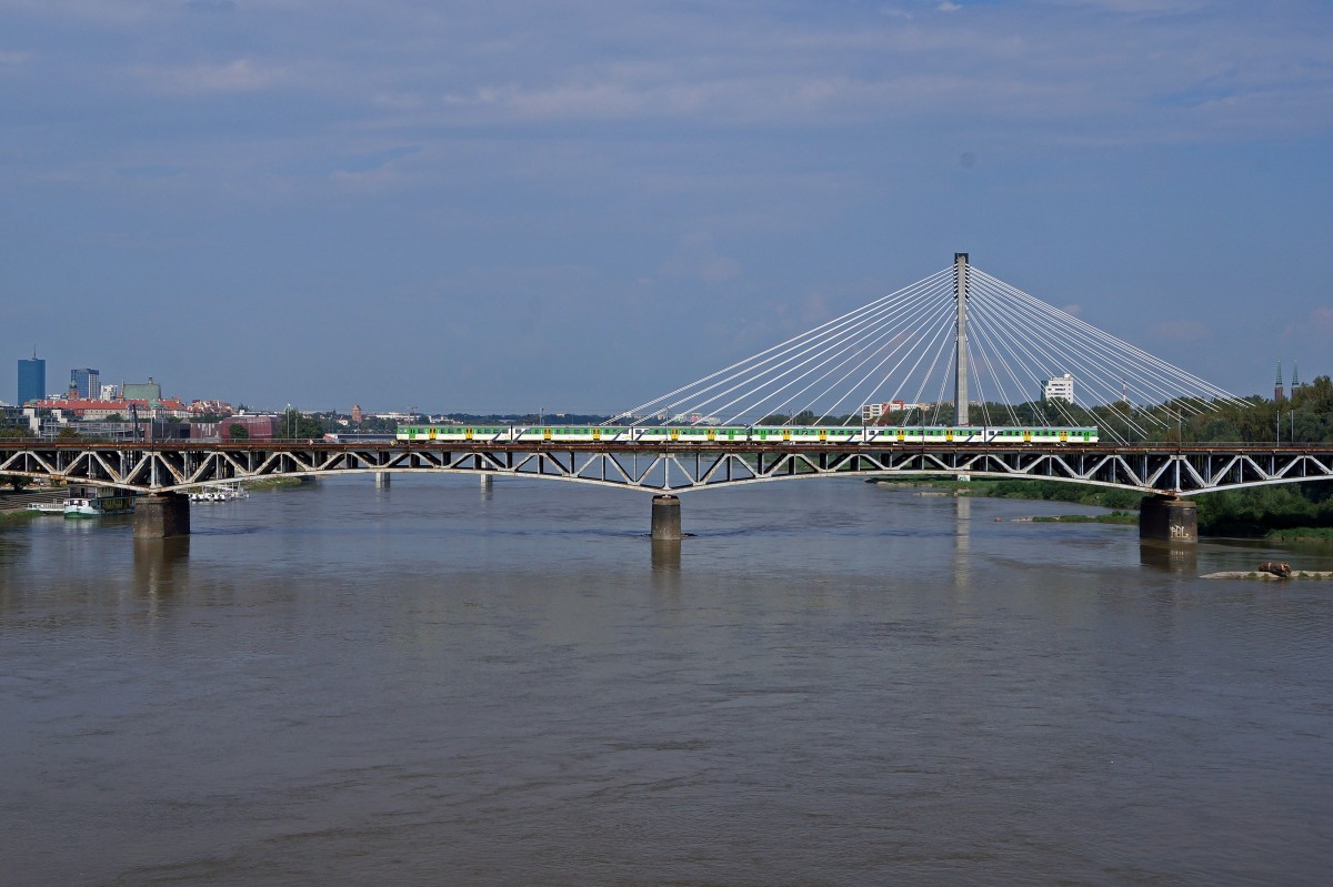 Privatbahnen in Polen: Sehr abwechslungsreich pr�sentiert sich zur Zeit noch der Fahrzeugpark der Koleje Mazowieckie.
Alter nicht modernisierter EN 57 auf der Weichselbr�cke am 15. August 2014.   
Foto: Walter Ruetsch