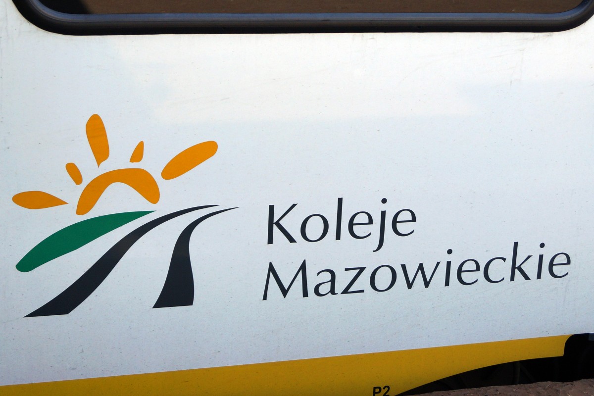Privatbahnen in Polen: Sehr abwechslungsreich präsentiert sich zur Zeit noch der Fahrzeugpark der Koleje Mazowieckie.
Das aktuellste Logo von Koleje Mazowieckie (15. August 2014).  
Foto: Walter Ruetsch