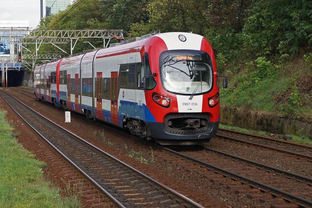 Privatbahnen in Polen: WKD S-Bahn mit EN 97-013b PESA in WARSZAWA OCHOTA am 14. August 2014.  
Foto: Walter Ruetsch