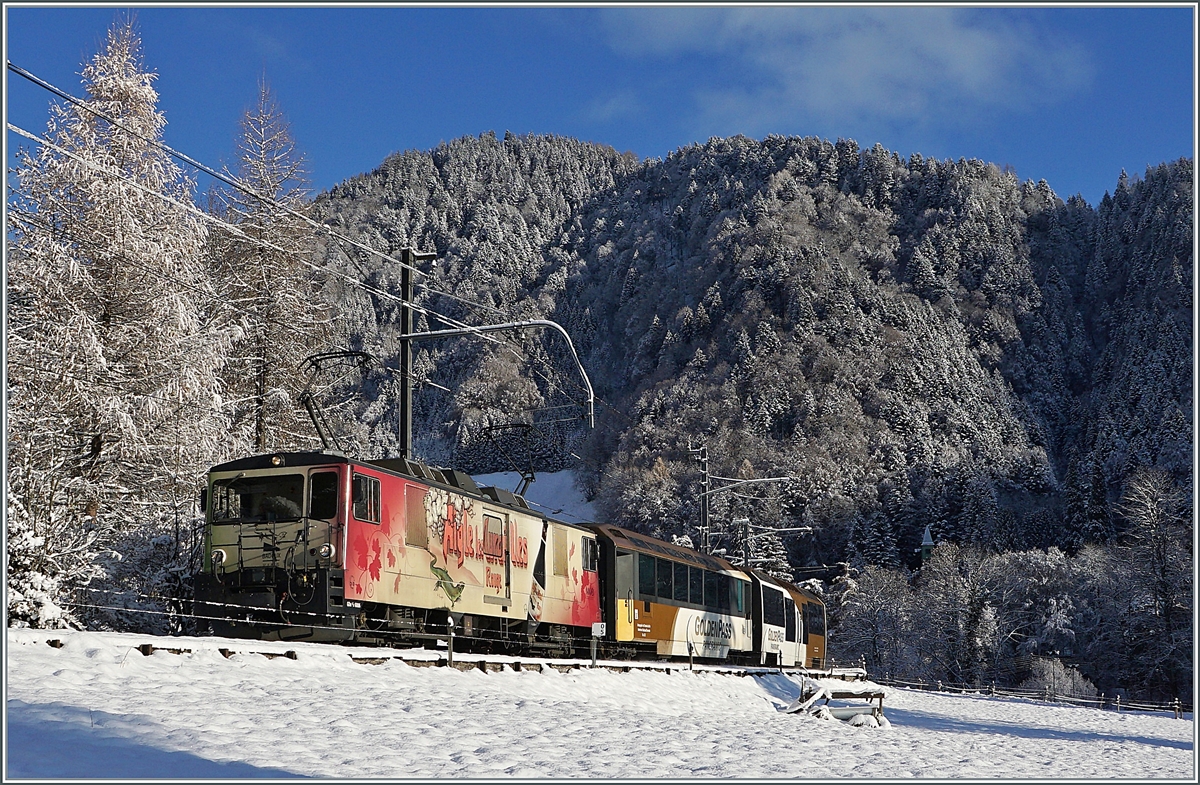 Pünktlich zum (metrologischen) Winteranfang hat es geschneit und der Schnee ist zumindest in der Höhe nicht gleich wieder weggeschmolzen, so dass ich die MOB GDe 4/4 6006  Aigle les Murailles  mit ihrem PE 2111 auf dem Weg von Zweisimmen nach Montreux bei Les Avants noch einmal in winterlicher Umgebung fotografieren konnte.

Die GDe 4/4 6006 wurde von der SLM/BBC 1983 gebaut und an die GFM geliefert; die MOB übernahm dann der TPF 2008 die GDe 4/4 102  Neirivue  (mit der Schwesterlok GDe 4/4 101) und setzt sie seitdem als GDe 4/4 6006 ein. 

2. Dezember 2020