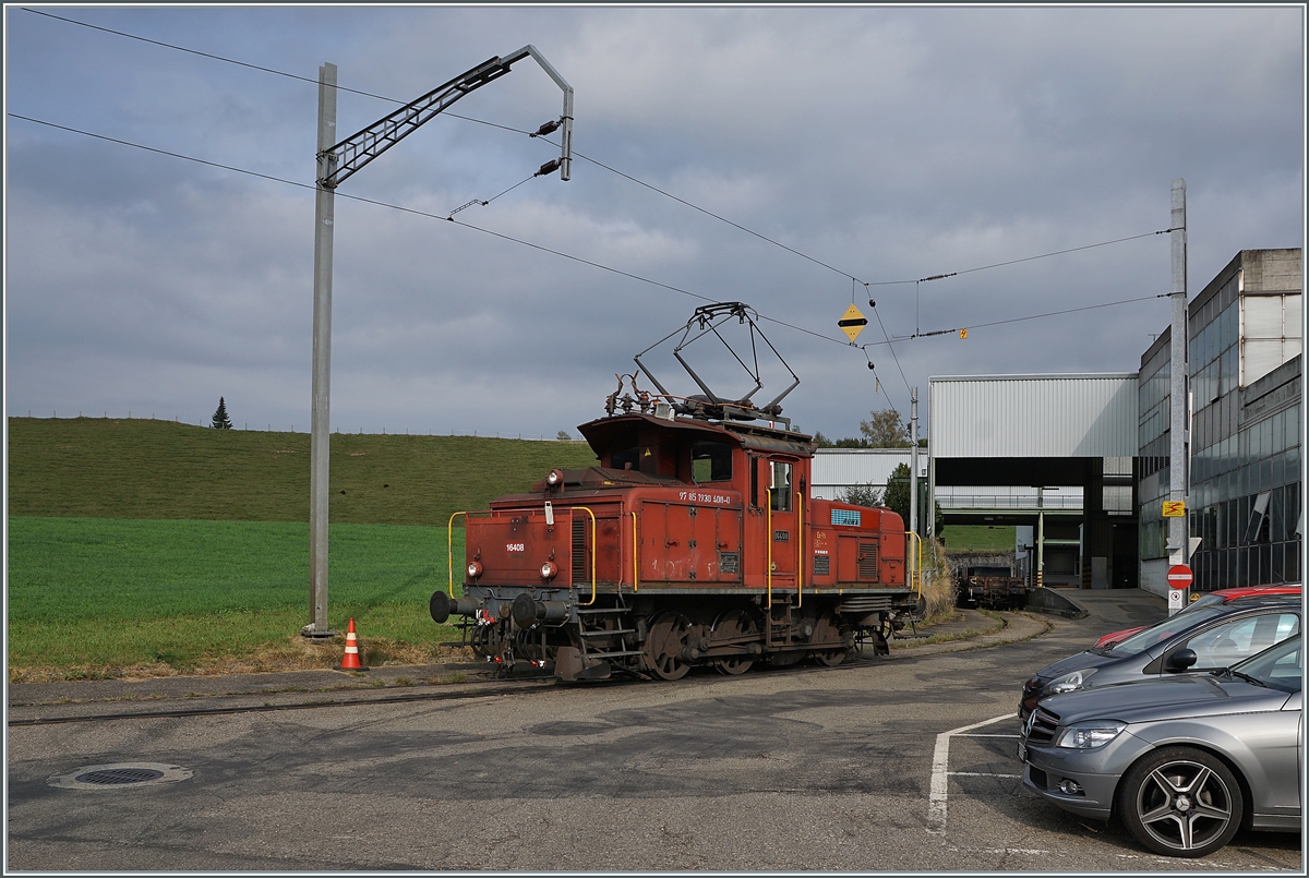Qualität hat nicht nur ihren Preis, sondern auch ihre lange Lebensdauer. Die noch vor wenigen Jahren in Biel/Bienne im Rangiereinsatz stehende Ee 3/3 16408 (Baujahr 1946) hat nun bei der RUWA im Emmental eine neue Beschäftigung gefunden. Das Bild zeigt die Lok, die auf das Entladen der von ihr ins Werk bei Wasen i.E. gebrachten Flachwagen wartet, um die leeren Wagen wieder nach Sumiswald-Grünen zurück zu bringen.

21. Sept. 2020