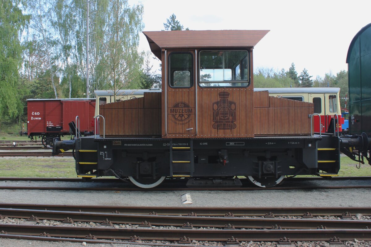 Quasi-Holzlok (der Holzpatron ist n�r Farbe) 799 019 steht am 11 Mai 2024 ins Eisenbahnmuseum von Luzna u Rakovnika.