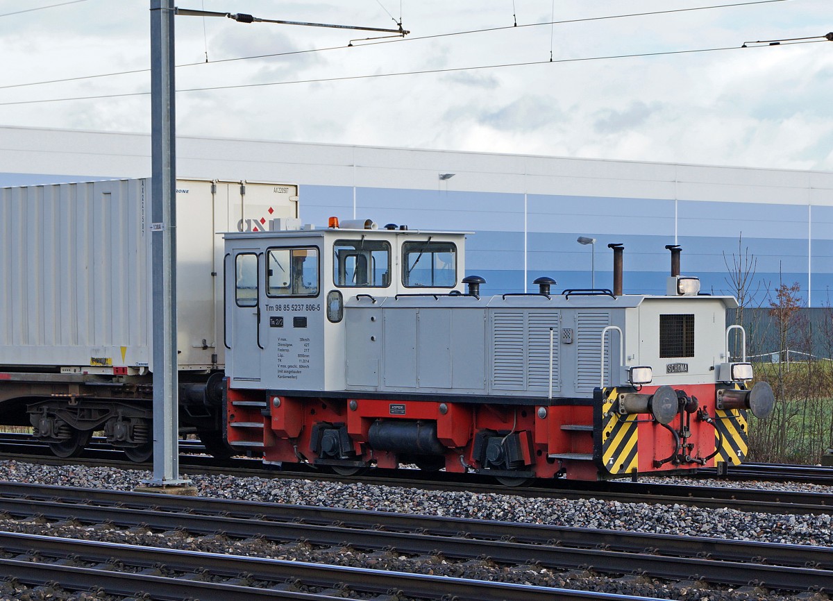 RAIL CARE: Die frisch reviderte SCHOEMA Tm 2/2 98 85 5237 806-5 im Rangierdienst für rail Care in Oensingen am 14. Januar 2015.
Foto: Walter Ruetsch