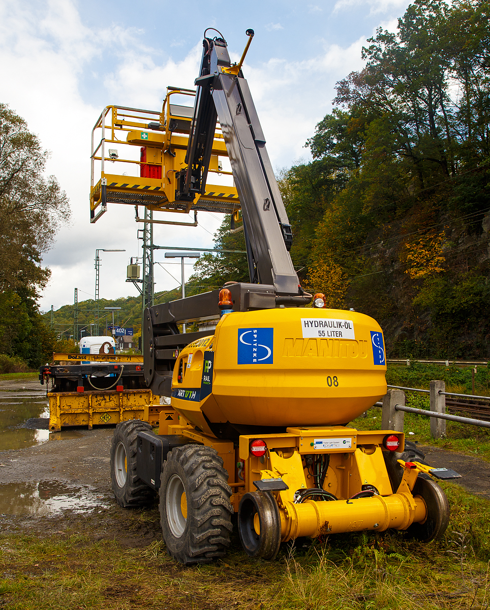 Rail Products Zweiwegehubarbeitsbühne ART 17 TH (Manitou), Schienengebundenes Gerät Registier-Nr. G 9936 094, der Spitzke SE (Großbeeren), abgestellt am 10.10.2020 in Scheuerfeld (Sieg) neben dem Gleis. 

Zweiwegehubarbeitsbühne hat eine maximale Arbeitshöhe von 16,25 m mit einer 400 kg belastbaren Bühne die um 360° drehbar ist. Die Reichweite mit vollausgefahrenem Teleskoparm beträgt 8,95 m, dabei ist noch eine Gleisüberhöhung bis zu 120 mm mit einer Volllast von 400 kg auch bei 90°-Schwenkung zu Seite möglich. 
Bei der Konstruktion, Entwicklung und Herstellung arbeitet Rail Products eng mit der Fa. Manitou zusammen, so ist auch hier das Grundfahrzeug ein Manitou.

TECHNISCHE DATEN:
Hersteller: Rail Products Ltd, Carluke (GB)
Baujahr: 2019
Fabriknummer: 0043191
Spurweite: 1.435 mm 
Länge über Alles: 6.930 mm
Höhe in Transportstellung:  2.700 mm
Achsanstand: 3.410 mm
Laufraddurchmesser: 470 mm (neu)
Eigengewicht: 12,3 t
Nutzlast: - t
Anhängelast: -  t
Kleinster befahrbarer Gleisbogen: R = 80m
Bremse: Hydrost. Bremse
Höchstgeschwindigkeit (Hg): 12 km/h (mit gehobenen / ausgeschwenkter Bühne 1 km/h)
Anmerkung: Darf nur im gesperrten Gleis o. im Baugleis verwendet werden.
Motorart: wassergekühlter 4-Zylinder-Dieselmotor mit Direkteinspritzung und Turbolader
Motortyp: Kubota V2403-M
Arbeitshöhe: 16,25 m (Bodenhöhe der Plattform 14,40 m)
Max. Reichweite: 8,95 m
Korbgröße: 2,30 x 0,93 m
Korbtragfähigkeit: 400 kg (3 Personen)
Radstand (Straße): 2.200 mm
Anmerkung: Alle vier Räder angetrieben bzw. gebremst, sowie Allradlenkung.  

Quelle: Rail Products und Anschriften
