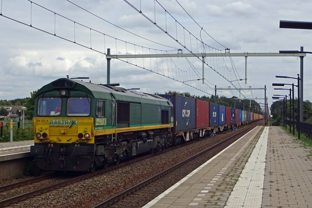 Railtraxx 266 031 d�nnert mit ein Contaibnerzug durch Tilburg-Reeshof am 16 Augustus 2019. 