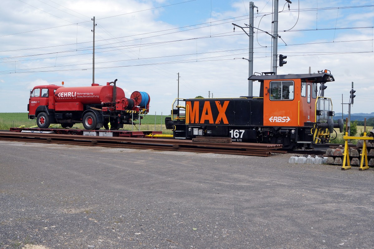 RBS: Die beiden Br�der MAX und MORITZ im Einsatz aufgenommen am selben Tag, dem 1. Juni 2015. Der Tmf 2/2 167 brachte einen 75 Jahre alten SAURER D 290 von Lohn L�terkofen nach B�ren zum Hof in die Abstellanlage. Der r�stige gut erhaltene Oldtimer wird noch immer f�r Kanalsp�hlungen eingesetzt. Tmf 2/2 168 konnte mit einem Bauzug in B�tterkinden im Bilde festgehalten werden.
Foto: Walter Ruetsch  