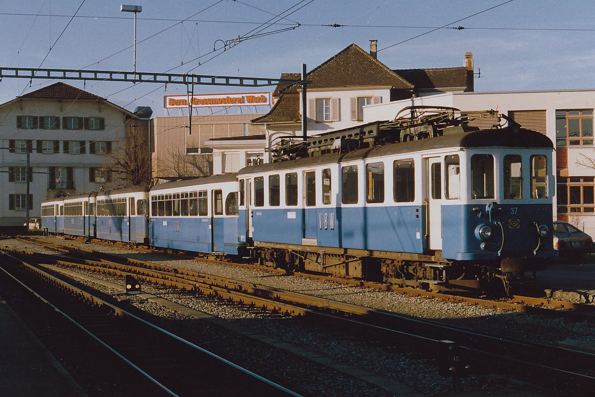 RBS/VBW:
 DR SCHNÄLLST WÄG NACH WORB 
MIT DEM BLAUE BÄHNLI WÄHREND DEN 80er-JAHREN DOKUMENTIERT. Die hinter dem BDe 4/4 37 abgestellten Wagen stammten aus Pforzheim.
Foto: Walter Ruetsch
