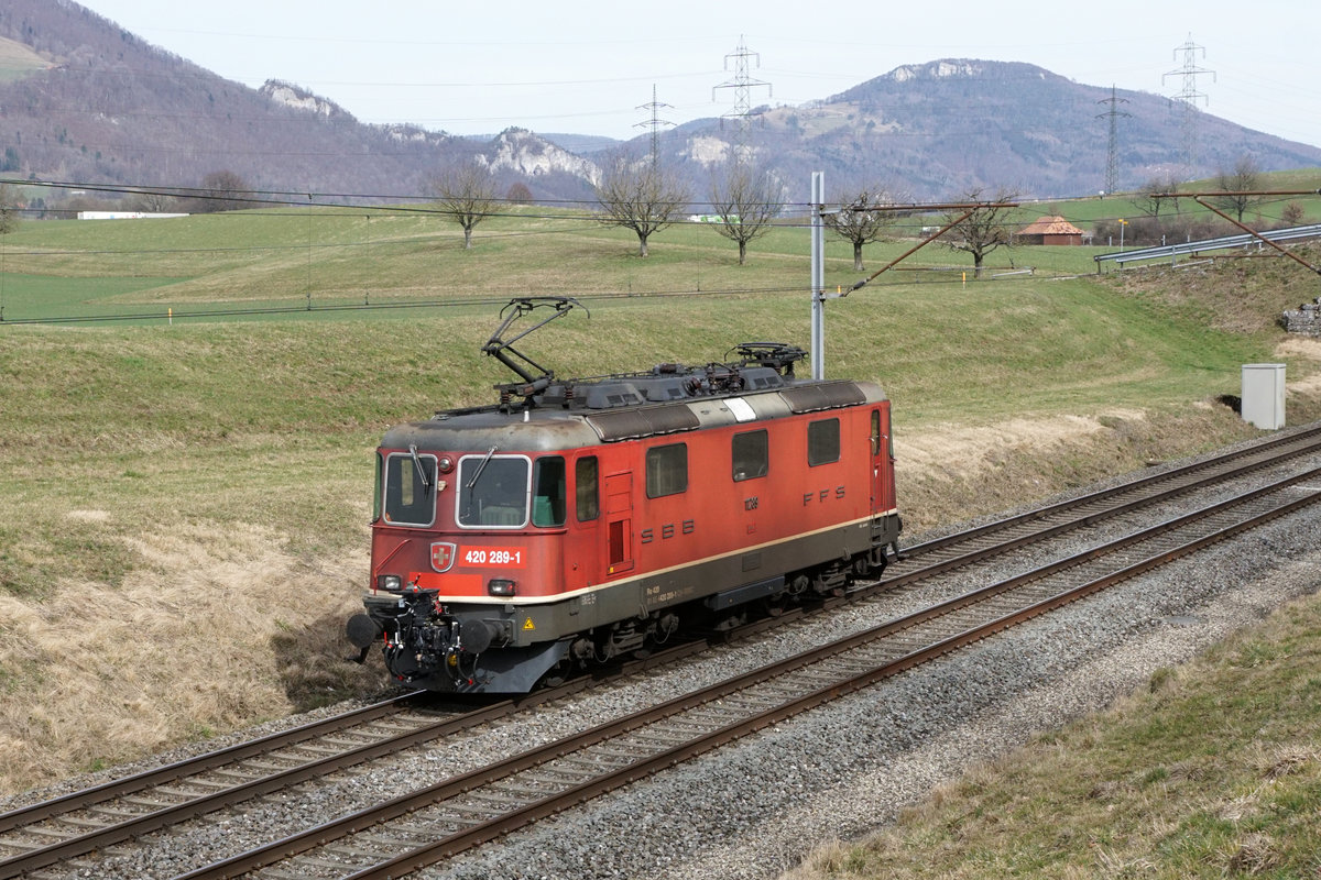 Re 420 289-1 mit Hybridkupplung als Lokzug bei Niederbipp unterwegs am 6. März 2019.
Foto: Walter Ruetsch