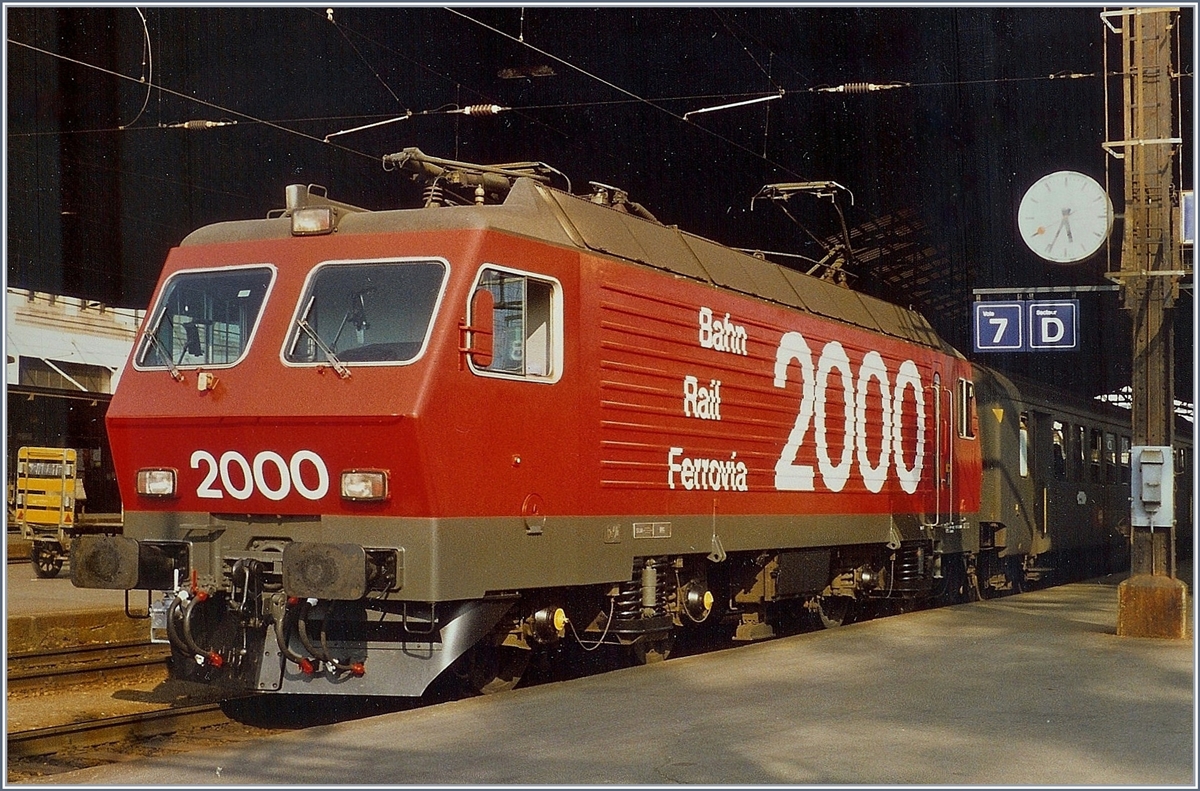 Re 4/4 IV (Bahn Rail Ferrovia 2000) in Lausanne im April 1987.
(Gescanntes Analog-Bild)