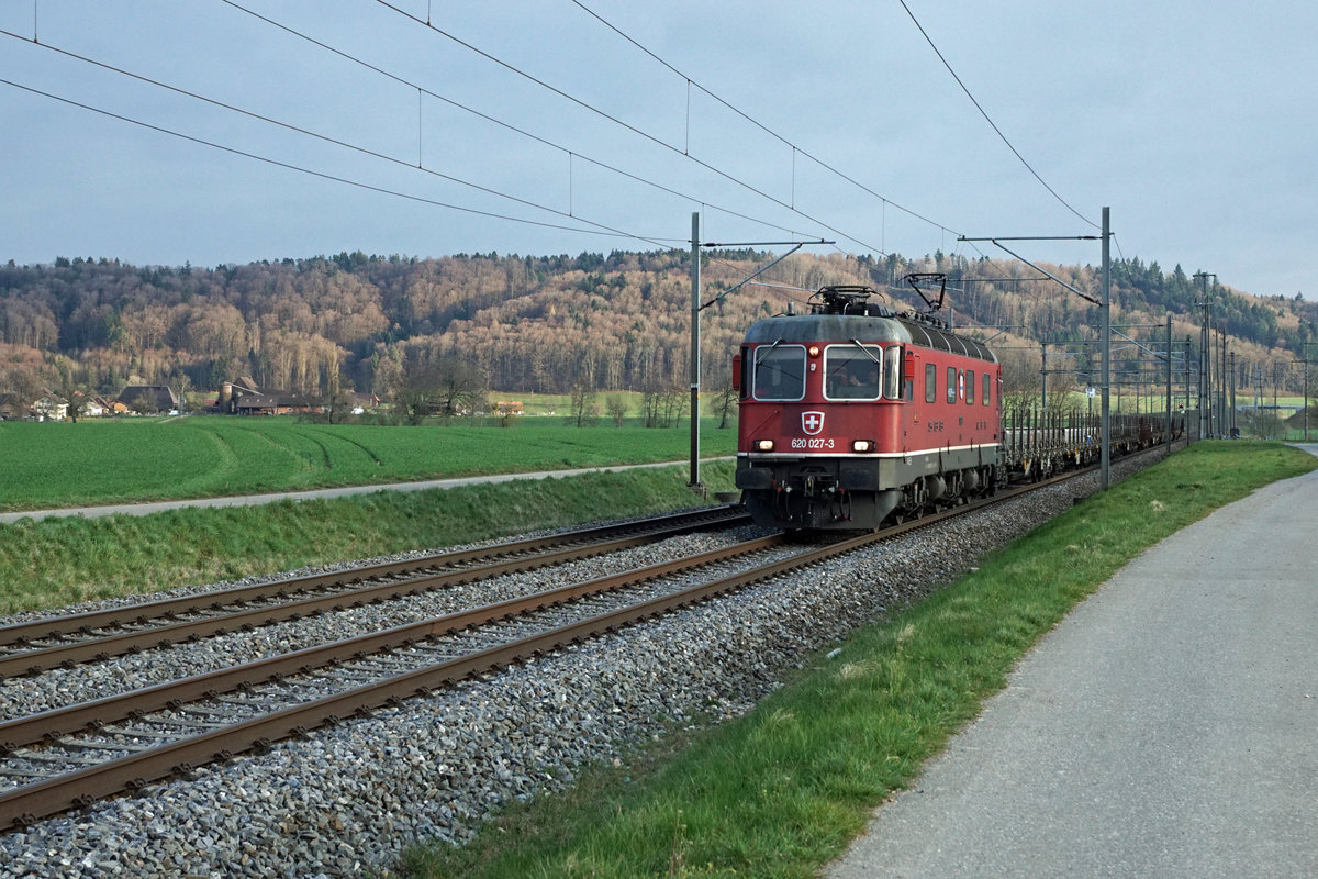 Re 620 027-3  LUTERBACH-ATTISHOLZ . Am 30. März 2020 fuhr sie mir auf der Fahrt von Sumiswald nach Langenthal bei Bettenhausen im letzten Abendlicht ins Bild.
Foto: Walter Ruetsch