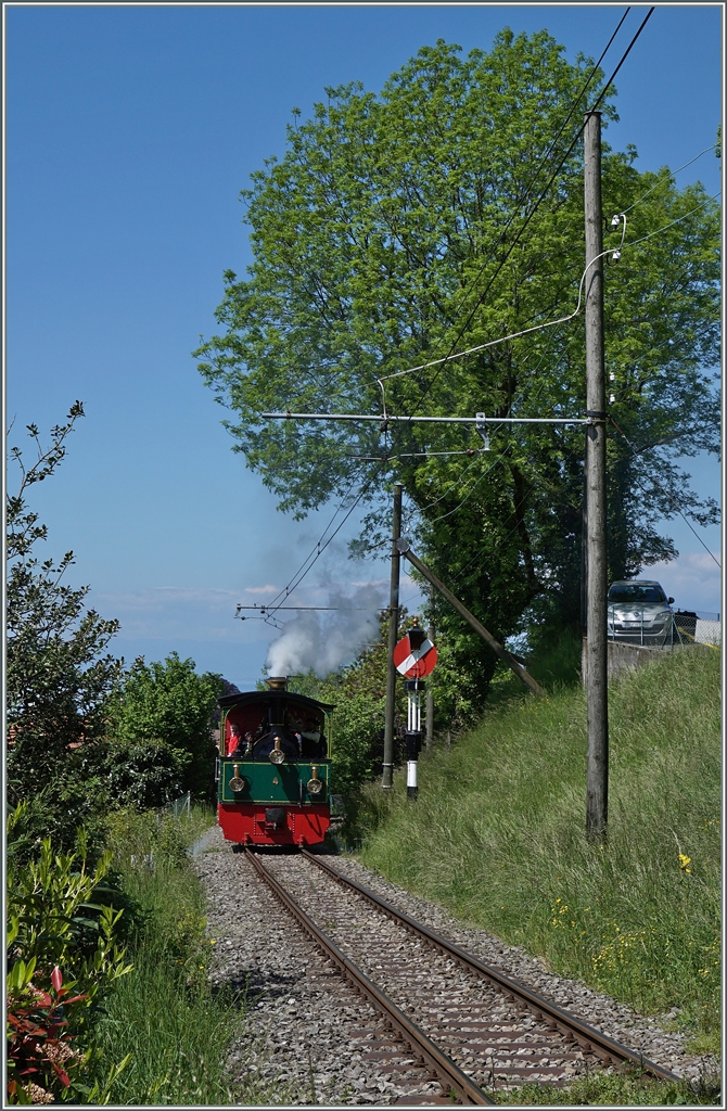Reisende ab Blonay, die nicht im  Riviera Belle Epoque  Zug einsteigen konnten, fanden im nachfolgenden Tramway Zug auch kaum Platz, dafür konnte ich diesen Zug beim der Hippschen Wendescheibe, die als B-C Einfahrtsignal von Blonay dient, aufnehmen.
16. Mai 2016