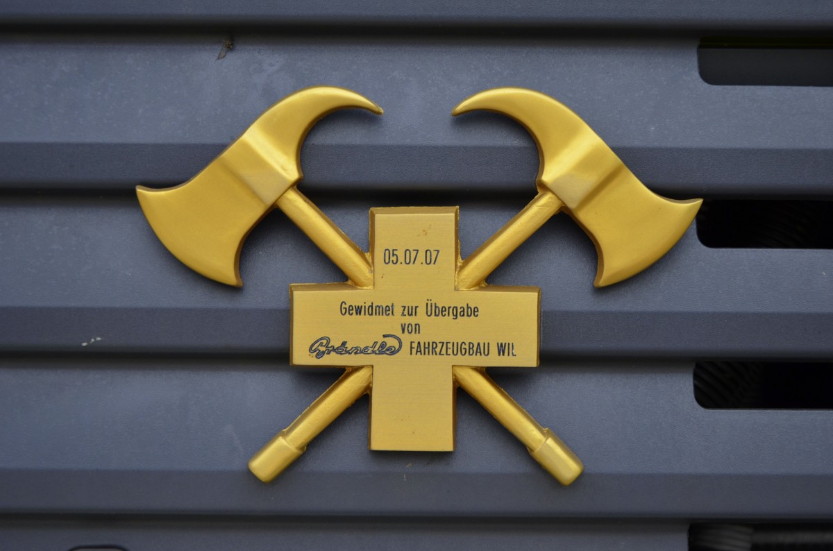 Rettungsfahrzeug Schiene/Strasse der Feuerwehr Lavin (RhB) Xm 2/2 9928, hier ausgestellt im Depotgelände Landquart zum Jubiläum 125 Jahre RhB am 10.05.2014. Chassis: MAN LE 10.220 4x4, Dienstgewicht: 9,0t, LüP: 7,56m, Vmax: 60km/h (Strasse) 35km/h (Schiene), Lieferfirma: Brändle Fahrzeugbau, Wil, Inbetriebsetzung: 2007.
Hier ein liebevolles Detail am Frontgrill des Fahrzeuges.