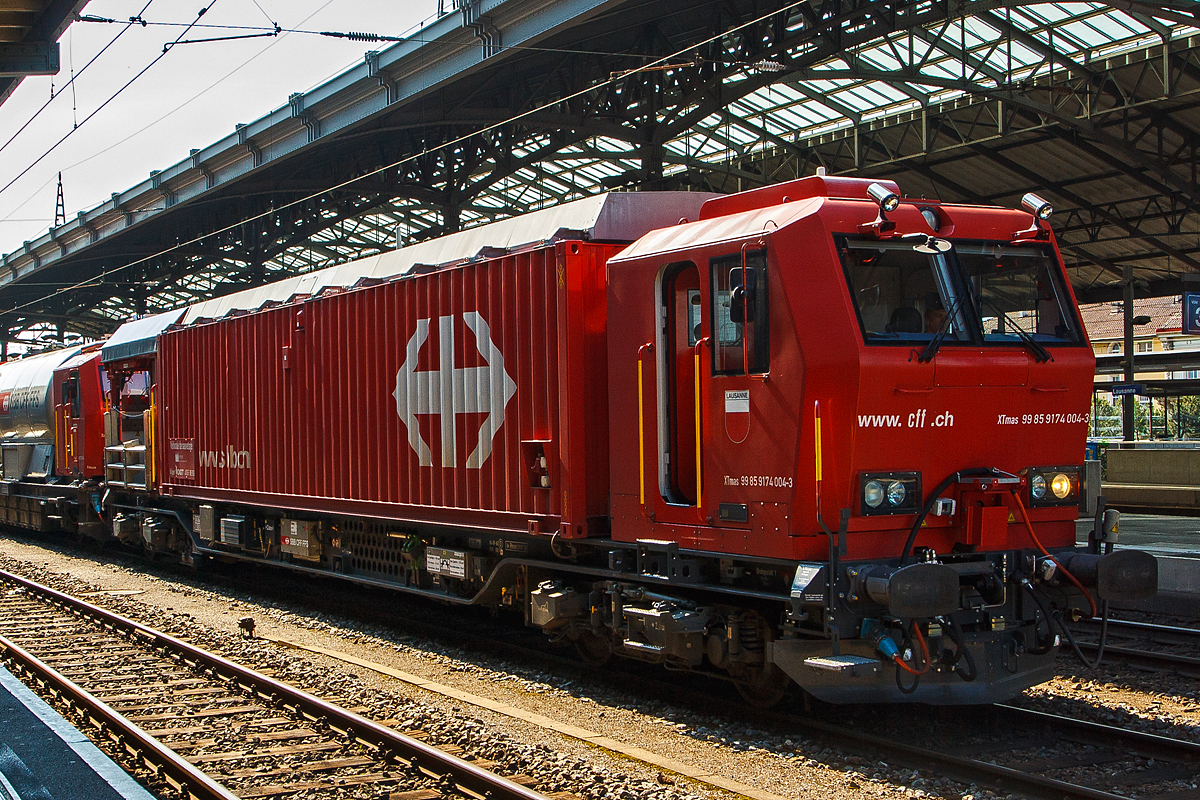 Rettungsfahrzeug XTmas 99 85 9147 004-3  von dem Lösch- und Rettungszug (LRZ)  Lausanne  hier am 29.05.2012 im Bahnhof Lausanne. 

Das Basisfahrzeug ist ein Windhoff MPV mit Spezialcontaineraufbau und Unterflurantrieb, 2 x 390 kW (MTU- PowerPack). 
Das Fahrzeug besitzt weiterhin: Rettungscontainer (Dräger Safety) mit Rettungsraum mit Bänken und Gestellen für Tragen, Schleusenraum, Funkschrank, Atemluftvorrat 540.000 Liter. Die Rettungsplattform als Verkehrsfläche für die Passagiere. Sowie einen Hilfsführerstand (Look Out) für Rückwärtsfahrt.