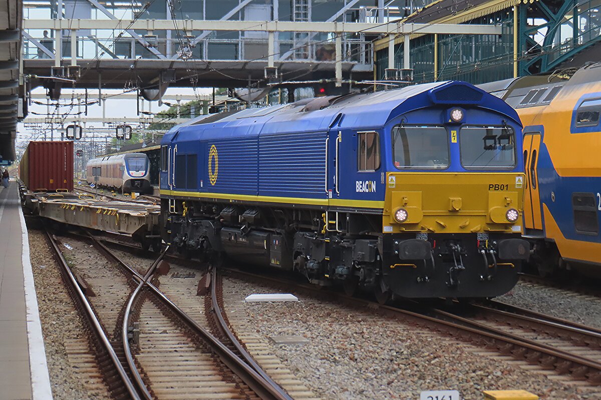 RF PB01 durchfahrt 's-Hertogenbosch mit ein umgeleiteter Containerzug am 13 Juli 2025.