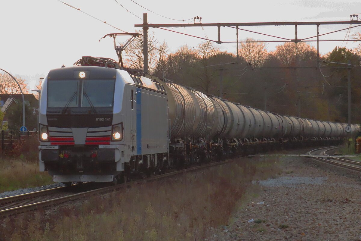 RFO 193 141 zieht am Abend von 24 November 2024 ein Kesselwagenzug durch Wijchen. 
