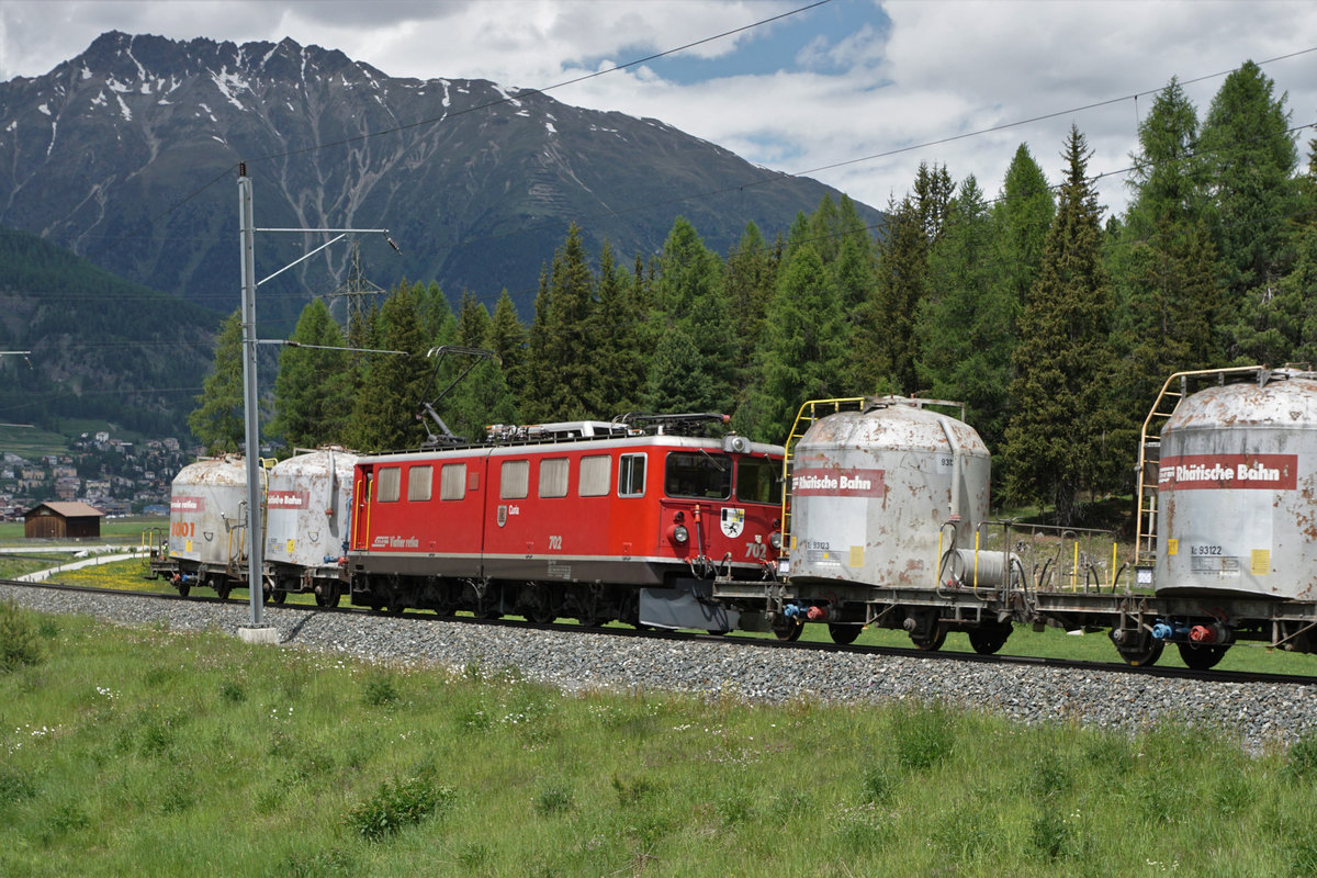 Rh�tische Bahn
Bahnvestival Samedan und Pontresina vom 9./10. Juni 2018.
Zementzug mit der Ge 4/4 I 605 und der Zwischenlok Ge 6/6 702 auf der Fahrt nach Pontresina am 9. Juni 2018.
Foto: Walter Ruetsch
