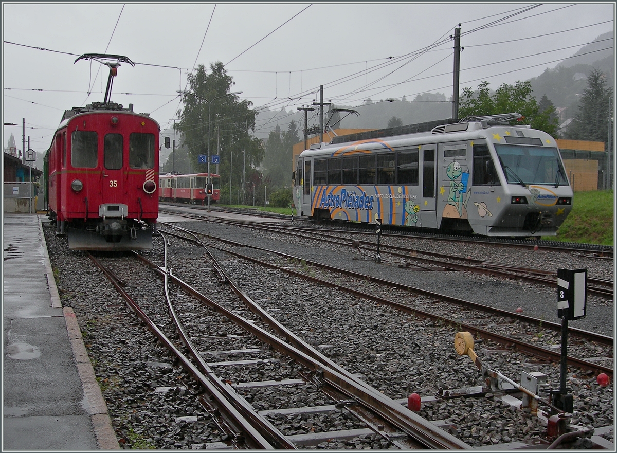 RhB ABe 4/4 N° 35 und CEV Beh 2/4 72 in Blonay. 
16. August 2015