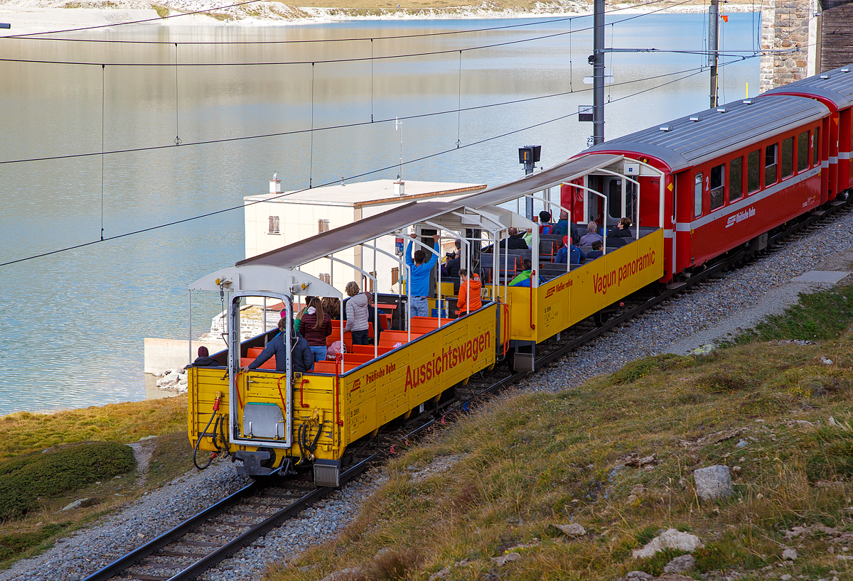 RhB B� 2091 und B� 2099 2-achsig 2. Klasse offene Aussichtswagen am Zugschluss eines Regionalzuges nach St. Moritz am 06.09.2021 bei der Einfahrt auf Ospizio Bernina.

Der RhB B 2091 ist der ehem. 1908 von SIG gebaute G�terwagen BB L 301 und hat teilweise ein Holzaufbau, er wurde 1981 zum offenen Aussichtswagen umgebaut.
TECHNISCHE DATEN:
Spurweite: 1.000 mm
Anzahl der Achsen: 2
L�nge �ber Kupplung: 8:940 mm
Eigengewicht: 6.000 kg
zul. H�chstgeschwindigkeit: 60 km/h
Sitzpl�tze: 36

Der RhB B 2099 ist der ehem. 1911 von SWS gebaute Gep�ckwagen F 4035 (sp�ter D 4035) und hat einen Ganzstahlaufbau, er wurde 1990 zum offenen Aussichtswagen umgebaut.
TECHNISCHE DATEN:
Spurweite: 1.000 mm
Anzahl der Achsen: 2
L�nge �ber Kupplung: 10.910 mm
Eigengewicht: 7.000 kg
zul. H�chstgeschwindigkeit: 60 km/h
Sitzpl�tze: 44