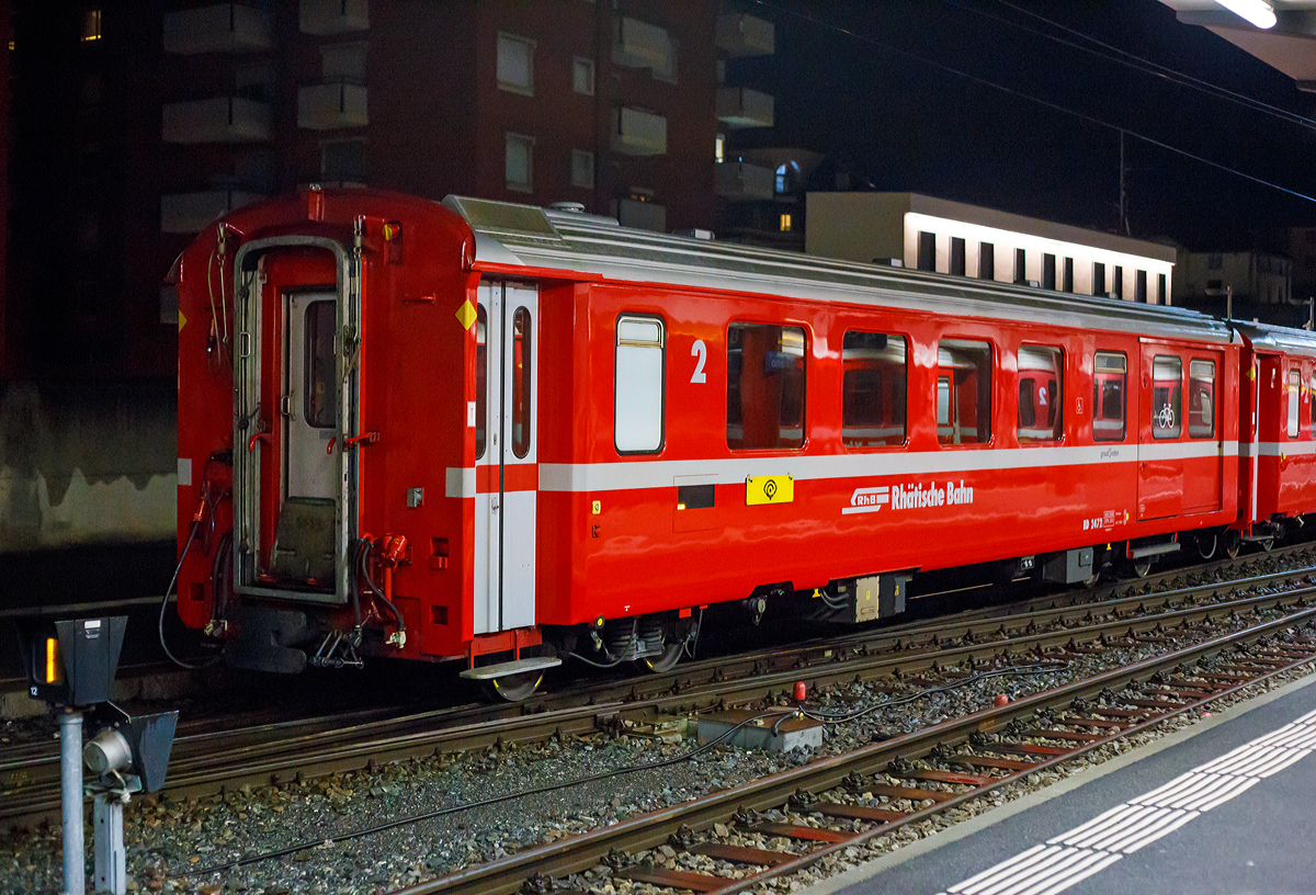 RhB BD 2472 kombinierter EW II 2.Klasse Personen-/Gep�ckwagen f�r die Berninabahn abgestellt am 03.11.2019 im Bahnhof Tirano.

Gestiegene Fahrgastzahlen und Komfortanspr�che veranlassten die RhB, das bew�hrte Konzept des Einheitswagen I nach etwa einem Jahrzehnt zu �berarbeiten und den sogenannten Einheitswagen II (EW II) zu entwickeln. Mehr als 60 Fahrzeuge dieser Serie konnten �ber einen Zeitraum von acht Jahren beschafft werden. Hierzu z�hlen auch Sonderbauarten, wie die vier als BD 2471 - 2474 bezeichneten Zweitklasswagen mit Gep�ckabteil..

Als Verbesserung gegen�ber den EW I gelten der vergr��erte Sitzteiler in der 2. Klasse, get�nte Doppelverglasung und ein verbessertes Heizungs- und L�ftungssystem. Trotz neuer Stoffbez�ge in der zweiten Wagenklasse, die Anfang der neunziger Jahre die roten und gr�nen Kunststoffsitzbez�ge abgel�st haben, wirkt das Interieur dieser Fahrzeuge heute gegen�ber den modernisierten EW I etwas altmodisch.

TECHNISCHE DATEN Ap-Wagen:
Baujahr: 1982 
Hersteller Wagenkasten: FFA
Hersteller Drehgestelle:	SWP
Spurweite: 1.000 mm
Anzahl der Achsen: 4
L�nge �ber Kupplung: 16.450 mm
Drehgestellart: SWP 74
Sitzpl�tze: 27
Eigengewicht: 14 t
Nutzlast: 3,5 t
zul�ssige Geschwindigkeit: 90 km/h
Lauff�hig: StN (Stammnetz) / BB (Berniabahn) / MGB (Matterhorn Gotthard Bahn)
