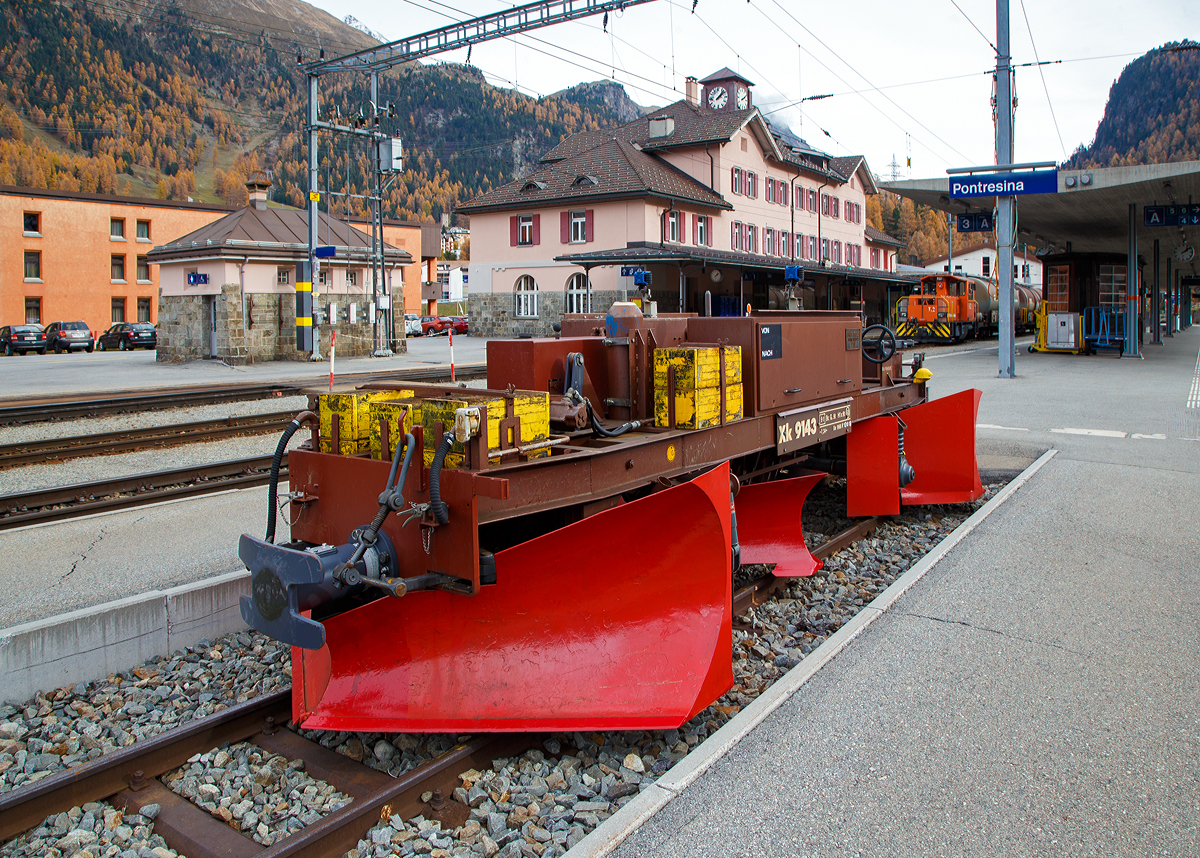 RhB Spurpflug Xk 9143 (Baujahr 1968) abgestellt am 01.11.2019 im Bahnhof Pontresina.

Neben der Erneuerung des Bestandes an Schneeschleudern wurde ab Mitte der sechziger Jahre auch der Park der Schnee- und Spurpfl�ge modernisiert. Beschleunigt wurde die Entwicklung durch die Tatsache, dass mit den alten bemannten Pfl�gen immer wieder Unf�lle passierten. Die alten Fahrzeuge, die nur geschoben werden konnten, besa�en einen manuell zu bedienenden heb- und senkbaren, unter Schienenoberkante reichenden Spurpflug. bei schlechter Sicht wurde der Spurpflug bei Weg�berg�ngen und �hnlichen Hindernissen oft zu sp�t angehoben, und Entgleisungen mit Personenverletzungen und Materialsch�den waren die Folge. Seitens des Bahndienstes rief man daher nach einem unbemannten, vom F�hrerstand der Schublokomotive aus fernsteuerbaren Spur- und Schneepflug.

1966 wurde dann der erste Prototyp-Pflug gemeinsam mit der Firma Ernst Stadler (heute Stadler Rail AG) speziell f�r die Bed�frnisse der RhB entwickelt und gebaut, der X 9141. er war als Zweirichtungspflug konzipiert, kann also bei vorwiegender R�umung zwischen den Schienen auch gezogen werden. Neben kr�ftigen Stirn-Schneepfl�gen besitzt er einen hydraulisch senk- und hebbaren Spurpflug zwischen den Achsen. Der �ldruck f�r die Hydraulik wird in einem Pumpenaggregat auf dem Fahrzeug selbst mittels Achsantrieb erzeugt. Die Steuerung des Spurpfluges erfolgt �ber ein Steuerkabel mit Schaltkasten aus dem F�hrerstand der Schub- oder Zuglokomotive. Damit wird nicht nur Personal eingespart, es werden vor allem auch harte und gef�hrliche Arbeitsbedingungen eliminiert. Die eher konservativen Bahnmeister waren gegen�ber dem neuen „Vehikel“ anfangs sehr skeptisch. Der Pflug X 9141 wurde dann aber immer beliebter, so dass 1968 drei weitere und bis 1989 nochmals drei Spurpfl�ge beschafft wurden, die sich vom Prototyp nur in Kleinigkeiten unterscheiden. Auch die FO stellte 1976 ein derartiges Fahrzeug in Dienst. Die alten Schneepfl�ge der RhB wurden daraufhin fast alle nach und nach verschrottet oder verkauft. Die modernen hydraulischen Pfl�ge sind �ber das ganze RhB-Netz verteilt. Besonders h�ufig m�ssen sie auf der Berninabahn eingesetzt werden, die stark mit Schneeverfrachtungen durch Wind zu k�mpfen hat.

TECHNISCHE DATEN:
Hersteller: Ernst Stadler, Z�rich
Baujahr: 1968
Spurweite: 1.000 mm
Gewicht: 9.40 t
L�nge �ber Puffer: 7.340 mm
Achsabstand: 3.300 mm
Geschwindigkeit: 60 km/h

