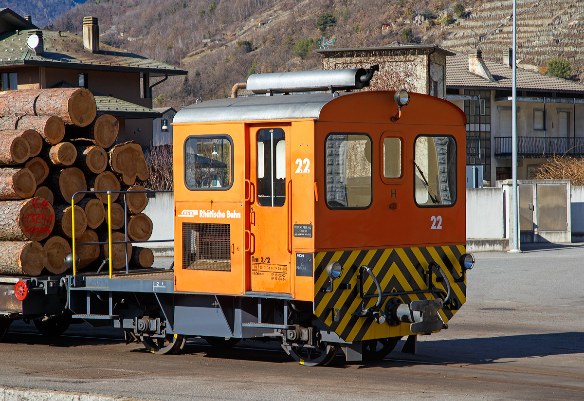 
RhB Tm 2/2 22, ex RhB Tm 2/2 58, am 19.02.2017 im RhB Bahnhof Tirano. 

Der Traktor vom Typ RACO 55 LA 4 wurde 1965 von RACO (Robert Aebi AG) unter der Fabriknummer 1717 gebaut. Im Jahr 1989 erfolgte die Remotorisierung mit einem Cummins Motor vom Typ 4BT 3.9 und die Umzeichnung in Tm 2/2 22.

Als Tm 2/2 werden diesel- oder benzinbetriebene Traktoren (Kleinlokomotiven) bezeichnet. 
Die RhB besaß im Laufe der Jahre insgesamt 42 zweiachsige Traktoren mit Verbrennungsmotoren. Davon haben sechs eine Funkfernsteuerung und tragen deshalb die Bezeichnung Tmf 2/2. Die verbleibenden 36 Fahrzeuge teilen sich auf in 26 heute orange Rangierfahrzeuge und 10 heute gelbe Baudiensttraktoren. Insgesamt hatte die RhB 12 dieser baugleichen RACO 55 LA 4.

Zwischen 1957 und 1969 lieferte die Firma Robert Aebi (Raco) die dieselmechanischen Traktoren Tm 2/2 64–67, 62–63, 57–61 und schließlich noch Nummer 56. Die Nummerierung erfolgte vor den schon vorhandenen Tm 68 und 69. Basis für diese Fahrzeuge waren die Tm II der SBB. Der mechanische Aufbau wurde von RACO entwickelt und gebaut, der Dieselmotor war von Saurer-SLM. Die Kraftübertragung vom Motor auf die Achsen erfolgte mittels Kettenantrieb, dadurch sind diese Traktoren nur für den leichten Verschubdienst an Bahnhöfen geeignet. Bei einem Umbau in den Jahren 1989-90 wurden die Motoren von SLM durch solche von Cummins ausgetauscht, dabei wurden die Nummern auf 15 bis 26 geändert und die Traktoren dabei in die Ablieferungsreihenfolge gebracht. Die ursprünglich rotbraun, heute orange lackierten Fahrzeuge sind 5,06 m lang und 9 t schwer. Sie bestreiten den Rangierdienst auf Stationen mit kleinem bis mittlerem Güteraufkommen, wobei die meisten der 12 Traktoren ihrer jeweiligen «Heimatstation» fest zugeteilt sind.

TECHNISCHE DATEN:
Spurweite: 1.000 mm
Achsfolge: B
Länge über Puffer: 5.060 mm
Breite: 2.640 mm
Leergewicht: 9 t
Ladegewicht: 2 t
Höchstgeschwindigkeit: 30 km/h (55 km/h Schleppfahrt)
Motorbauart: 4-Zylinder-Dieselmotor
Motortyp: ab 1989/90 Cummins 4BT 3.9 (ursprünglich Saurer-SLM 4 VD 11)
Motorleistung:  62 kW (ursprünglich 44 kW)
Anfahrzugkraft: 30 kN (ursprünglich 25 kN)
Stundenzugkraft: 15 kN bei 10 km/h
Leistungsübertragung: Rollenkette