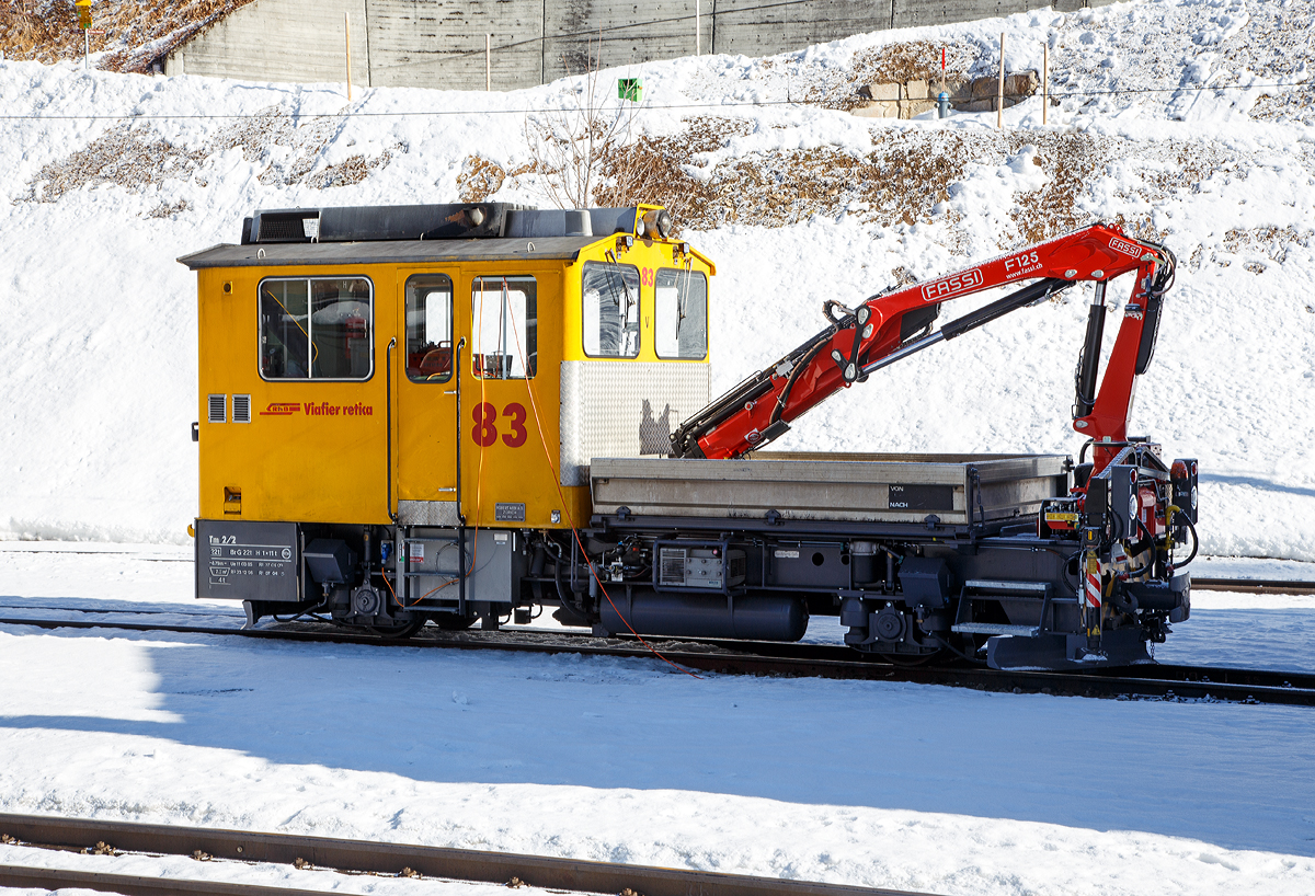 RhB Tm 2/2 83 am18.02.2017 abgestellt beim Bahnhof Berg�n/Bravuogn.

Der Baudienst-Traktor Tm 2/2 83 wurde1985 von RACO (Robert Aebi AG, Z�rich) unter der Fabriknummer 1902 gebaut, die RACO Typbezeichnung ist 420 CT4
Typenbezeichnung von RACO bedeuten:
420 = Leistung des Motors in PS 
C = Cummins-Dieselmotor (D = Deutz-Dieselmotor),
T = Twin disk Getriebe
4 = Bauart mit Plattform (kurz oder lang)

Beim Bau der 1985 wiederum von Raco gelieferten Tm 2/2 81 bis 84 flossen viele Erfahrungen der RhB ein. Die speziell f�r den Baudienst konzipierten Traktoren verf�gen �ber ein ger�umiges F�hrerhaus, eine kippbare Ladepritsche und einen hydraulischen Kran, vom Typ FASSI F125, der auch mit Baggerschaufeln ausgestattet werden kann.

Ein hydraulischer Drehmomentwandler �bertr�gt die Kraft des 336 kW starken Cummins- 6-Zylinder-Dieselmotors vom Typ KT-1150-L auf ein Dreigang-Lastschaltgetriebe. Die damals neuartige Wirbelstrombremse bew�hrte sich gut.

TECHNISCHE DATEN:
Spurweite: 1.000 mm
Achsfolge: B
L�nge �ber Puffer: 8.790 mm
Breite: 2.700 mm
Leergewicht: 22 t
Ladegewicht: 4 t
H�chstgeschwindigkeit: 50 km/h (80 km/h Schleppfahrt)
Motorbauart: 6-Zylinder-Dieselmotor
Motortyp: Cummins KT-1150-L
Motorleistung:  336 kW 
Anfahrzugkraft: 78 kN 
Stundenzugkraft: 30 kN bei 25 km/h
Leistungs�bertragung: hydraulisch
