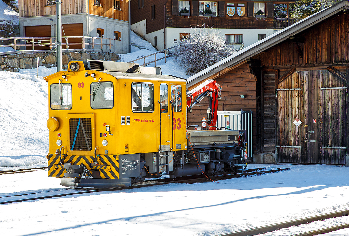 RhB Tm 2/2 83 am18.02.2017 abgestellt beim Bahnhof Berg�n/Bravuogn.

Der Baudienst-Traktor Tm 2/2 83 wurde1985 von RACO (Robert Aebi AG, Z�rich) unter der Fabriknummer 1902 gebaut, die RACO Typbezeichnung ist 420 CT4
Typenbezeichnung von RACO bedeuten:
420 = Leistung des Motors in PS 
C = Cummins-Dieselmotor (D = Deutz-Dieselmotor),
T = Twin disk Getriebe
4 = Bauart mit Plattform (kurz oder lang)

Beim Bau der 1985 wiederum von Raco gelieferten Tm 2/2 81 bis 84 flossen viele Erfahrungen der RhB ein. Die speziell f�r den Baudienst konzipierten Traktoren verf�gen �ber ein ger�umiges F�hrerhaus, eine kippbare Ladepritsche und einen hydraulischen Kran, vom Typ FASSI F125, der auch mit Baggerschaufeln ausgestattet werden kann.

Ein hydraulischer Drehmomentwandler �bertr�gt die Kraft des 336 kW starken Cummins- 6-Zylinder-Dieselmotors vom Typ KT-1150-L auf ein Dreigang-Lastschaltgetriebe. Die damals neuartige Wirbelstrombremse bew�hrte sich gut.

TECHNISCHE DATEN:
Spurweite: 1.000 mm
Achsfolge: B
L�nge �ber Puffer: 8.790 mm
Breite: 2.700 mm
Leergewicht: 22 t
Ladegewicht: 4 t
H�chstgeschwindigkeit: 50 km/h (80 km/h Schleppfahrt)
Motorbauart: 6-Zylinder-Dieselmotor
Motortyp: Cummins KT-1150-L
Motorleistung:  336 kW 
Anfahrzugkraft: 78 kN 
Stundenzugkraft: 30 kN bei 25 km/h
Leistungs�bertragung: hydraulisch
