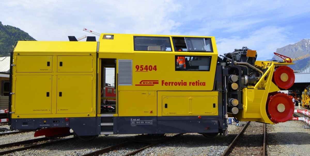 RhB Xrot 95404 der Fa. Zaugg AG Eggiswil, ausgestellt anl�sslich des Jubil�ums 125 Jahre RhB am 10.05.2014 in Landquart. Die Schleuder wird auf der Berninastrecke eingesetzt und kann 8500 Tonnen Schnee/Std. schleudern.
