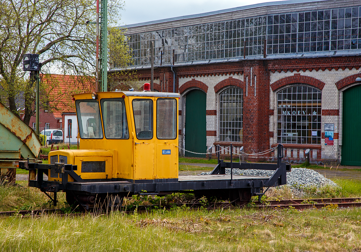 Rottenwagen Klv „BELANA“ am 01.05.2022 auf dem Museumsareal der MKO - Museumseisenbahn Küstenbahn Ostfriesland e. V. in Norden.

Der Ursprung und Typ sind mir nicht klar, vermutlich ist es ein Klv 30. Als Klv 30 wurden ab 1945 beschaffte Fahrzeuge bezeichnet, die mittels eines luftgekühlten 2-Zylinder-Deutzmotors angetrieben wurden, der am vorderen Ende des Fahrzeuges montiert wurde. Die Motorhaube mit dem anschließenden Führerhaus gab dem Fahrzeug ein Lkw-ähnliches Aussehen. Ein Viergang-Schaltgetriebe in Verbindung mit einer Einscheiben-Trockenkupplung und einem Wendegetriebe für Vor- und Rückwärtsfahrt übertrugen die 28 PS Motorleistung auf die hintere Achse. Dieses Konzept bestimmte für die nächsten 20 Jahre den Rottenkraftwagenbau. 

Vermutlich wurde das Führerhaus bei diesem Fahrzeug umgebaut, denn die Klv 30 hatten eigentlich ein schmaleres Führerhaus, um die Verladung von Langmaterial (z. B. Schienen oder Masten) rechts und links von den Aufbauten unter Ausnutzung der Gesamtlänge des Fahrzeuges zu ermöglichen.

