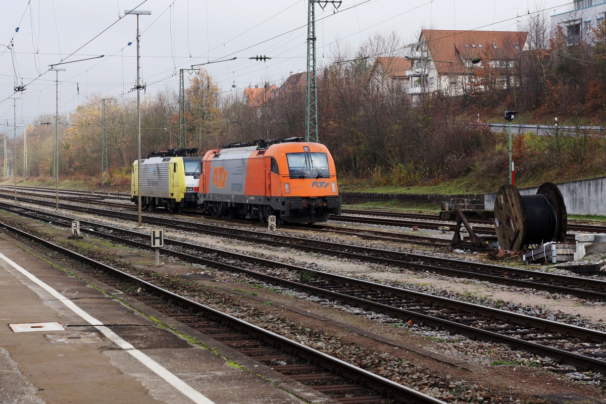 RTS SWIETELSKY 1216 902 und ERS RAILWYS E 89-2 ES 64 F4 in Weil am Rhein am 27. Oktober 2015.
Foto: Walter Ruetsch