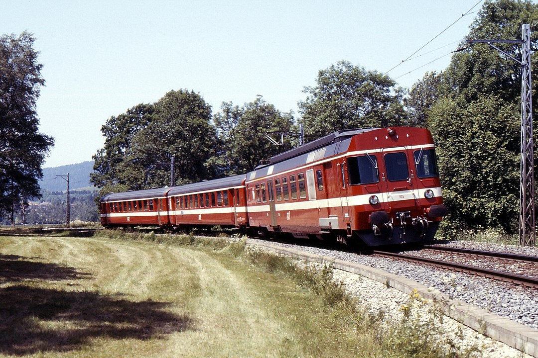 RVT RABDe 4/4 105 Pendelzug zwischen Môtiers und Couvet, 1984 (Quelle Wikipedia, Bild Peter Alder, CC BY-SA 3.0)