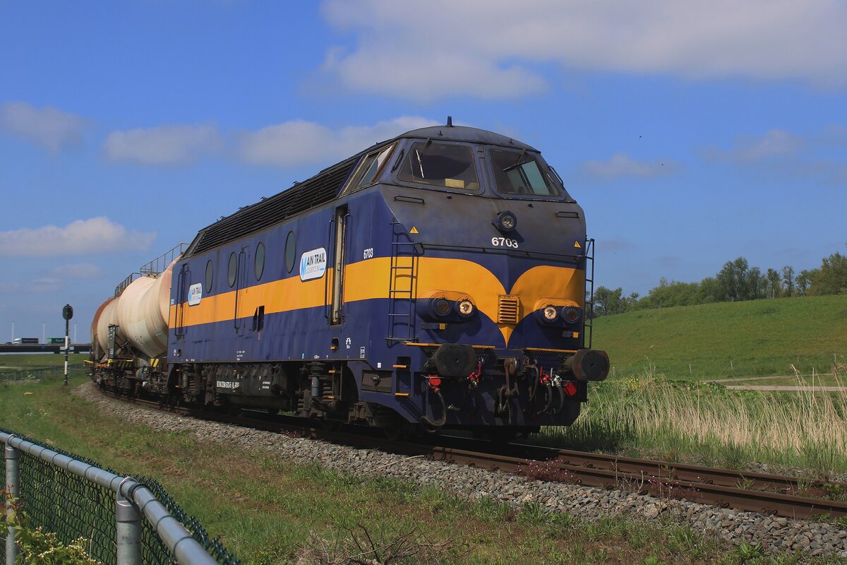 RXP 6703 schleppt bei Moerdijk ein Kalkzug nach Lage Zwaluwe und wird am 25 April 2025 vom offenbarer Weg fotografiert. Die ex-ACTS Reihe 670 sind ehemahlige NMBS HLD562-63.